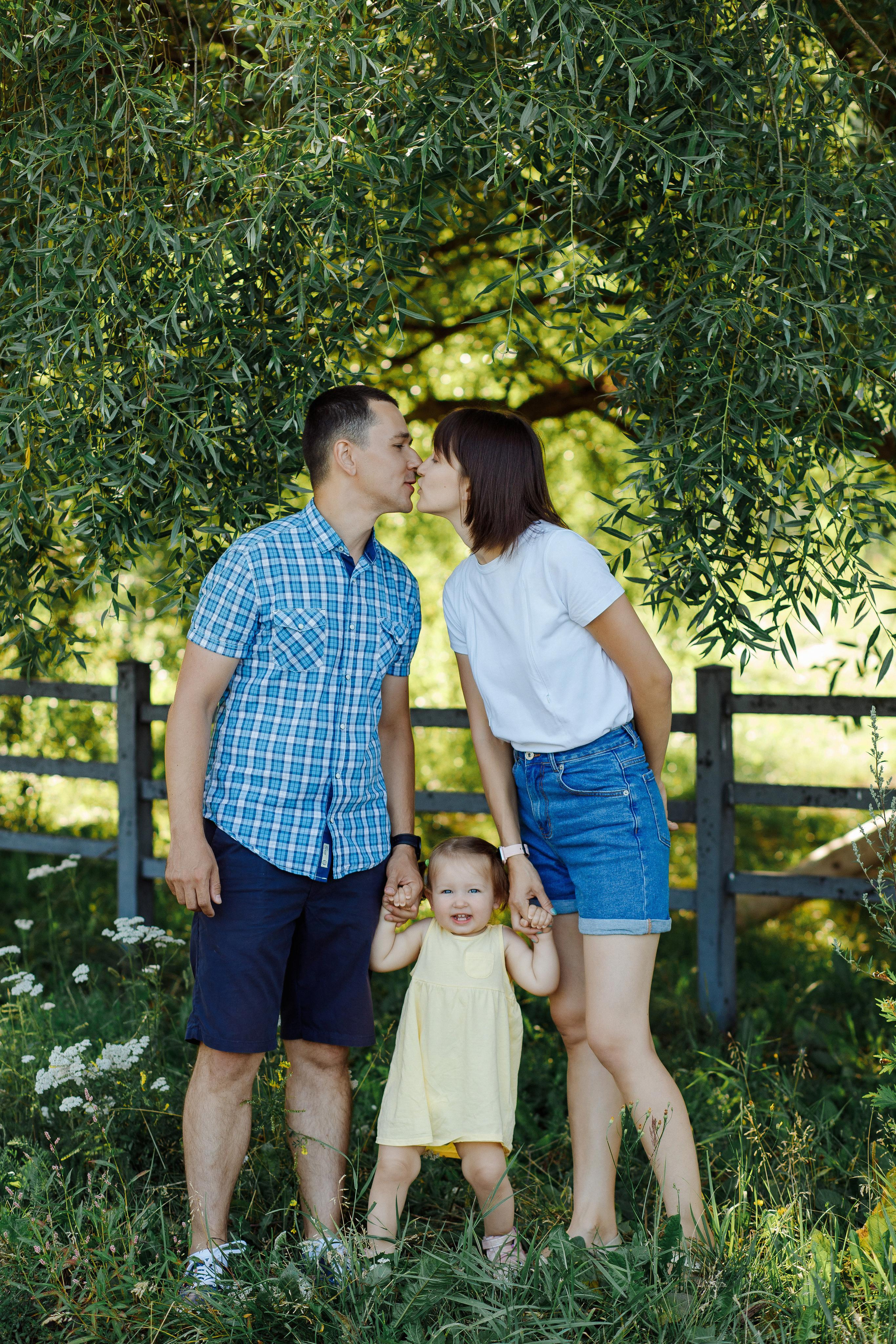 Счастливая семья на фотосессии около Внуковского поселения. Фотограф Александра Сыщенко