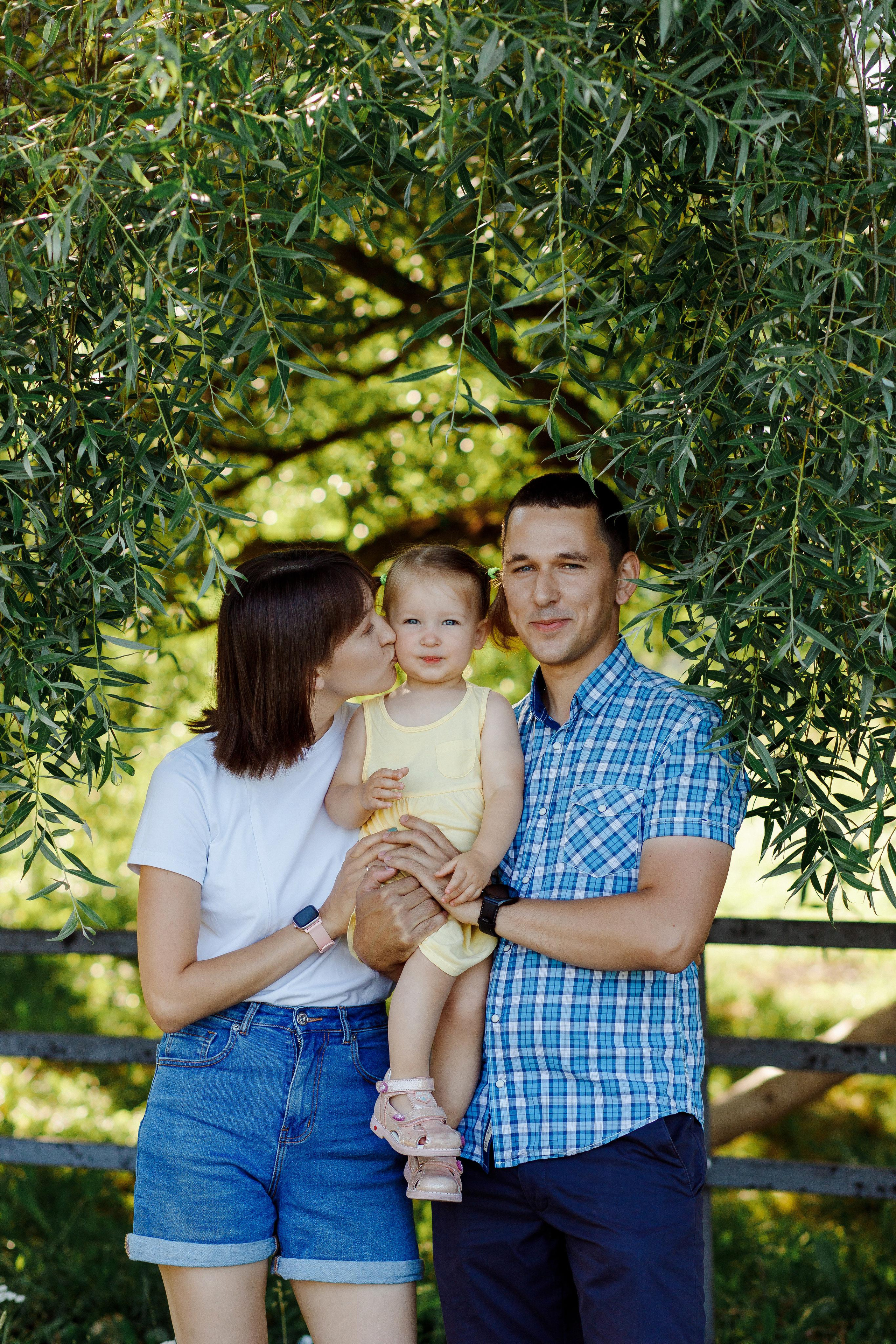 Счастливая семья на фотосессии около Внуковского поселения. Фотограф Александра Сыщенко