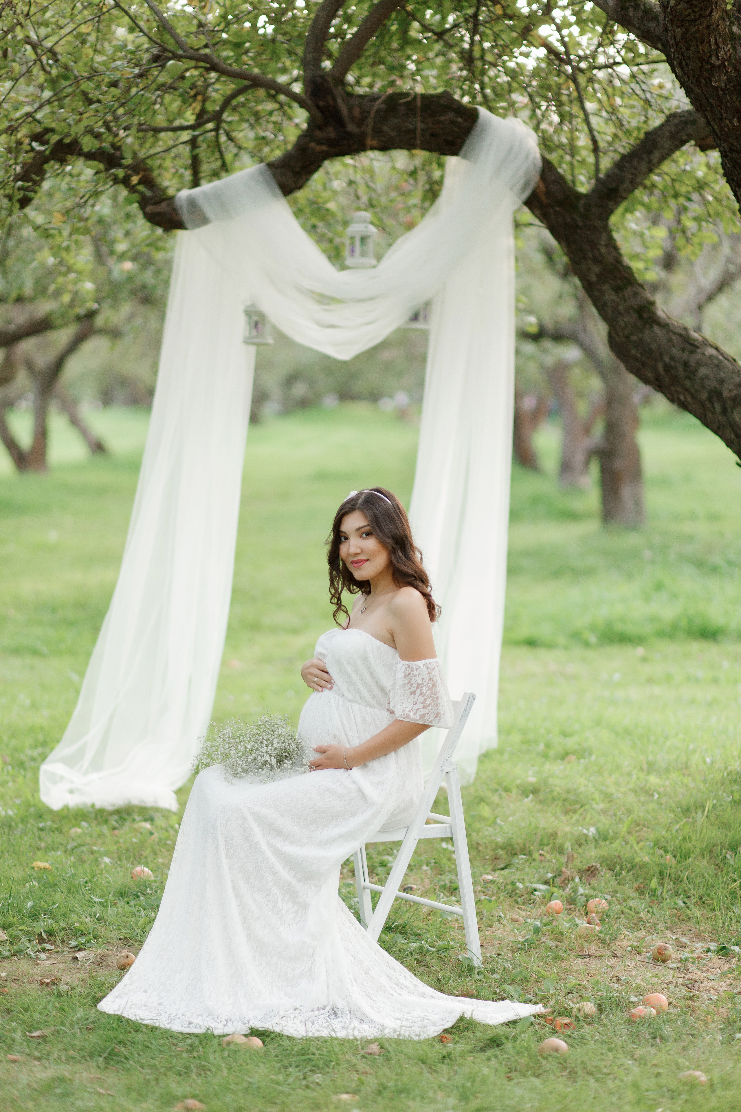 Семейная фотосессия в яблоневом саду на Кутузовском проспекте. Фотограф Александра Сыщенко