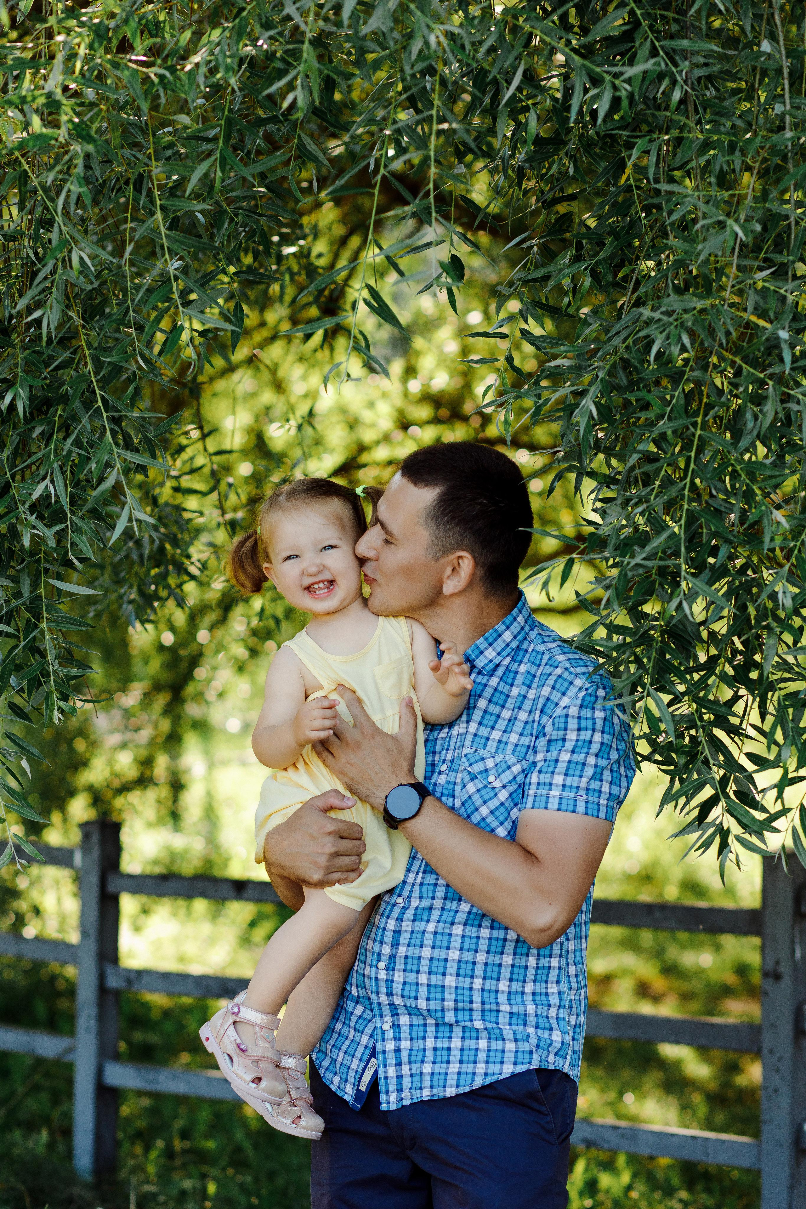 Счастливая семья на фотосессии около Внуковского поселения. Фотограф Александра Сыщенко