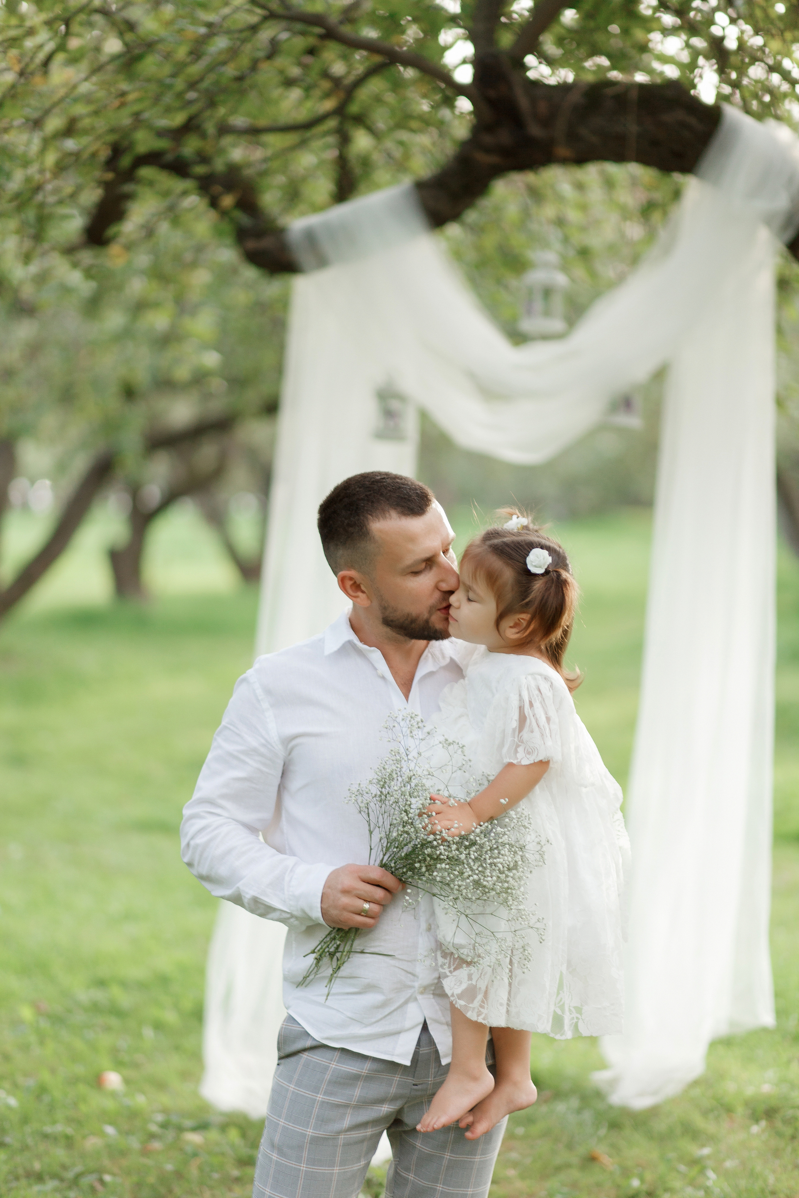 Семейная фотосессия в яблоневом саду на Кутузовском проспекте. Фотограф Александра Сыщенко