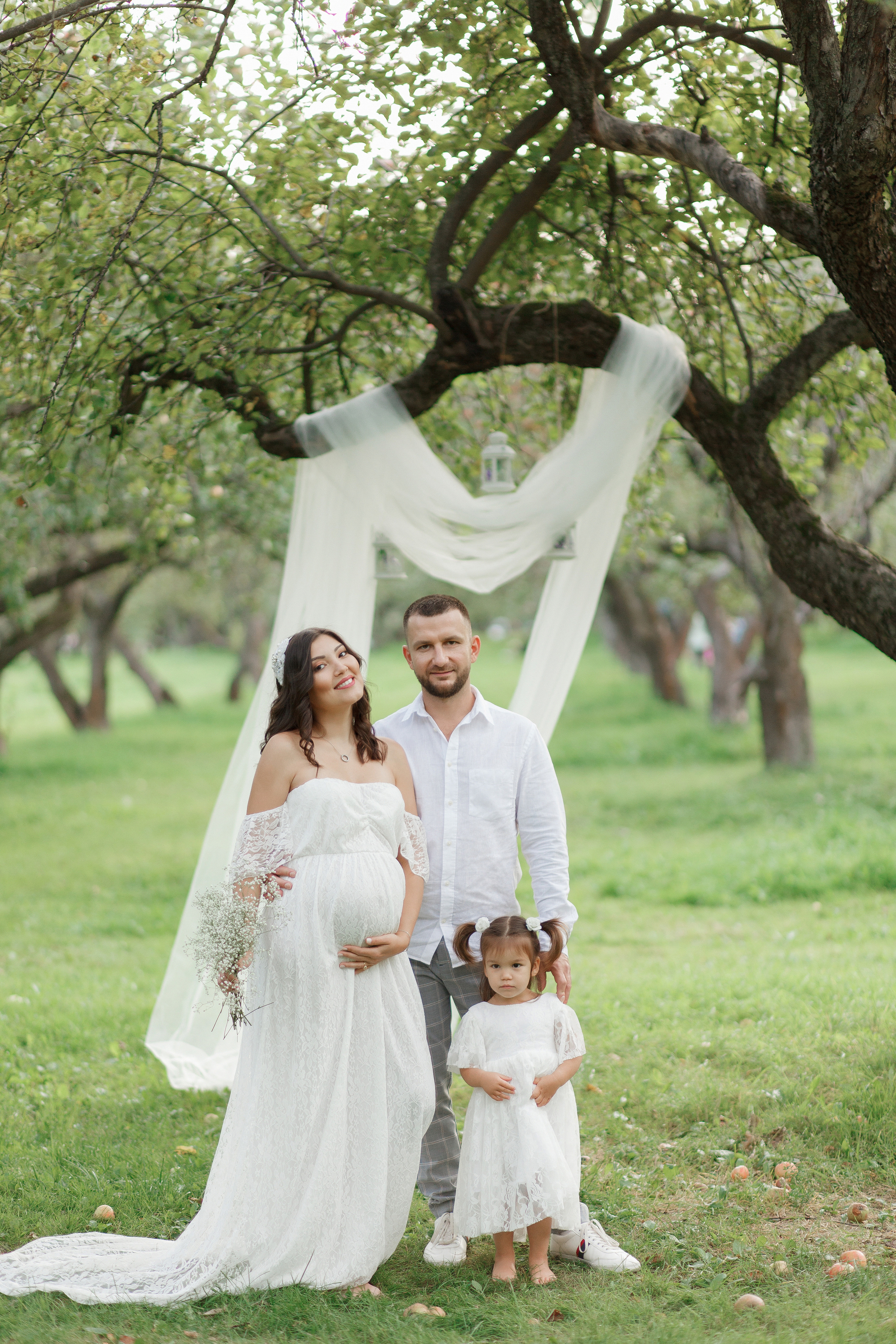 Семейная фотосессия в яблоневом саду на Кутузовском проспекте. Фотограф Александра Сыщенко