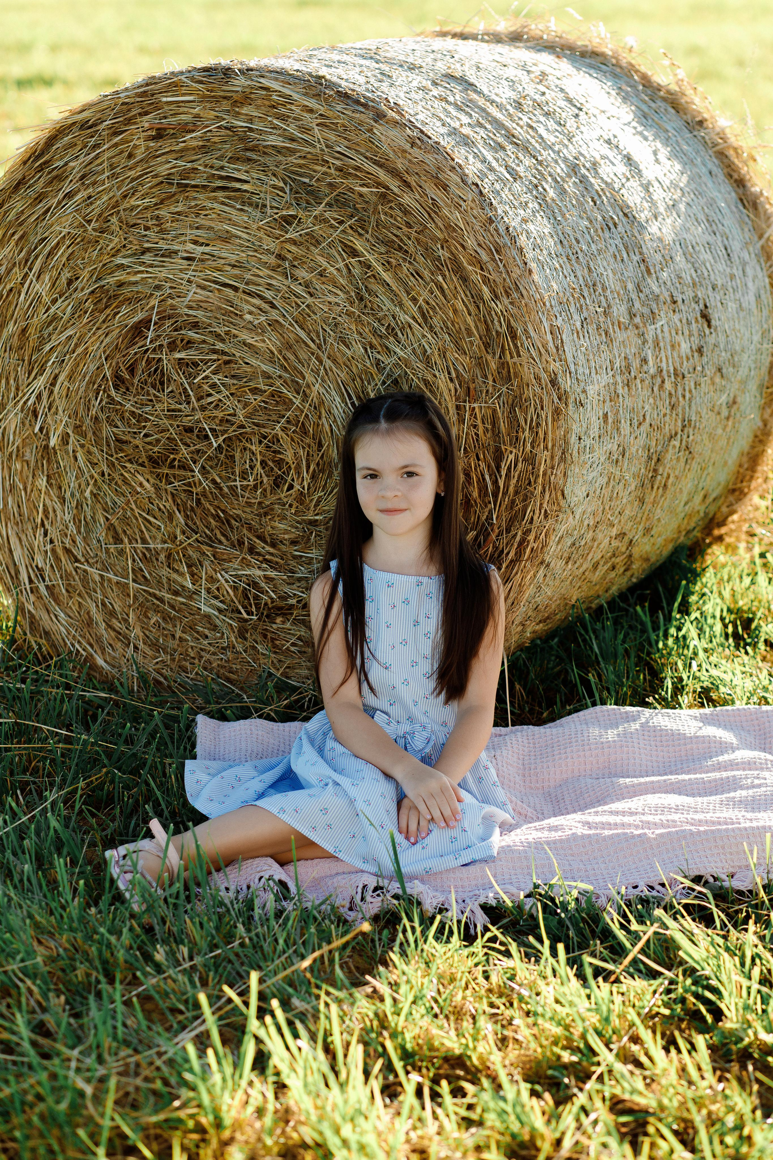 Фотосессия мамы и дочки в поле с тюками сена Подольск. Фотограф Александра Сыщенко