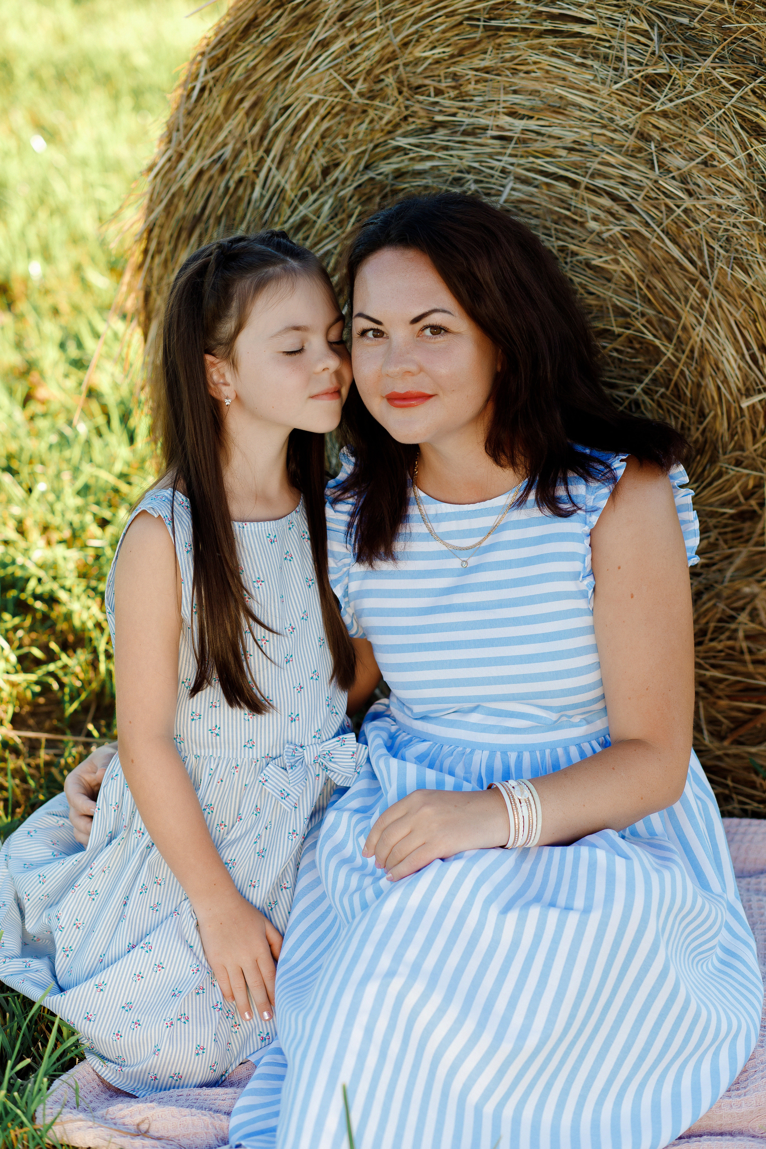 Фотосессия мамы и дочки в поле с тюками сена Подольск. Фотограф Александра Сыщенко