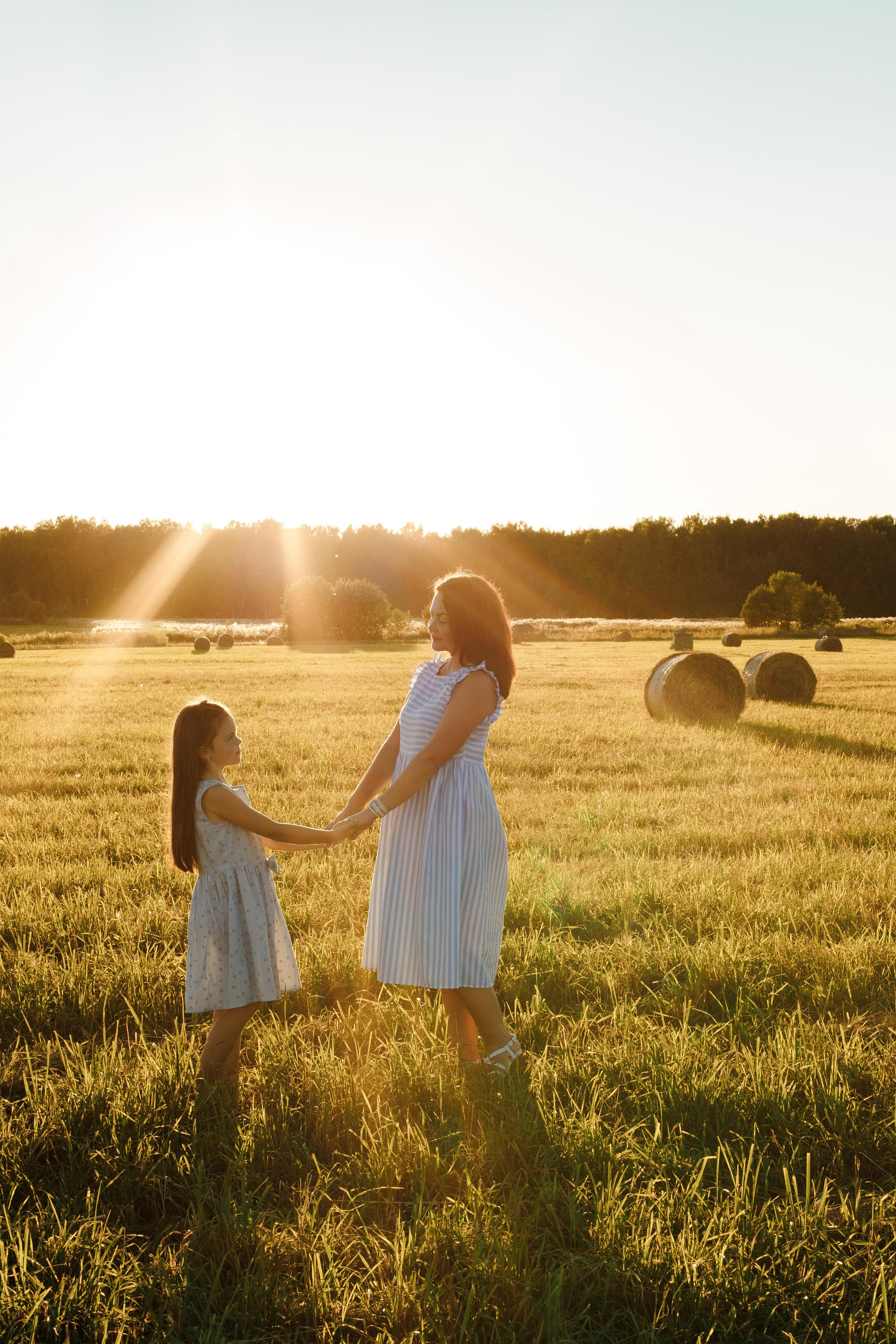 Фотосессия мамы и дочки в поле с тюками сена Подольск. Фотограф Александра Сыщенко
