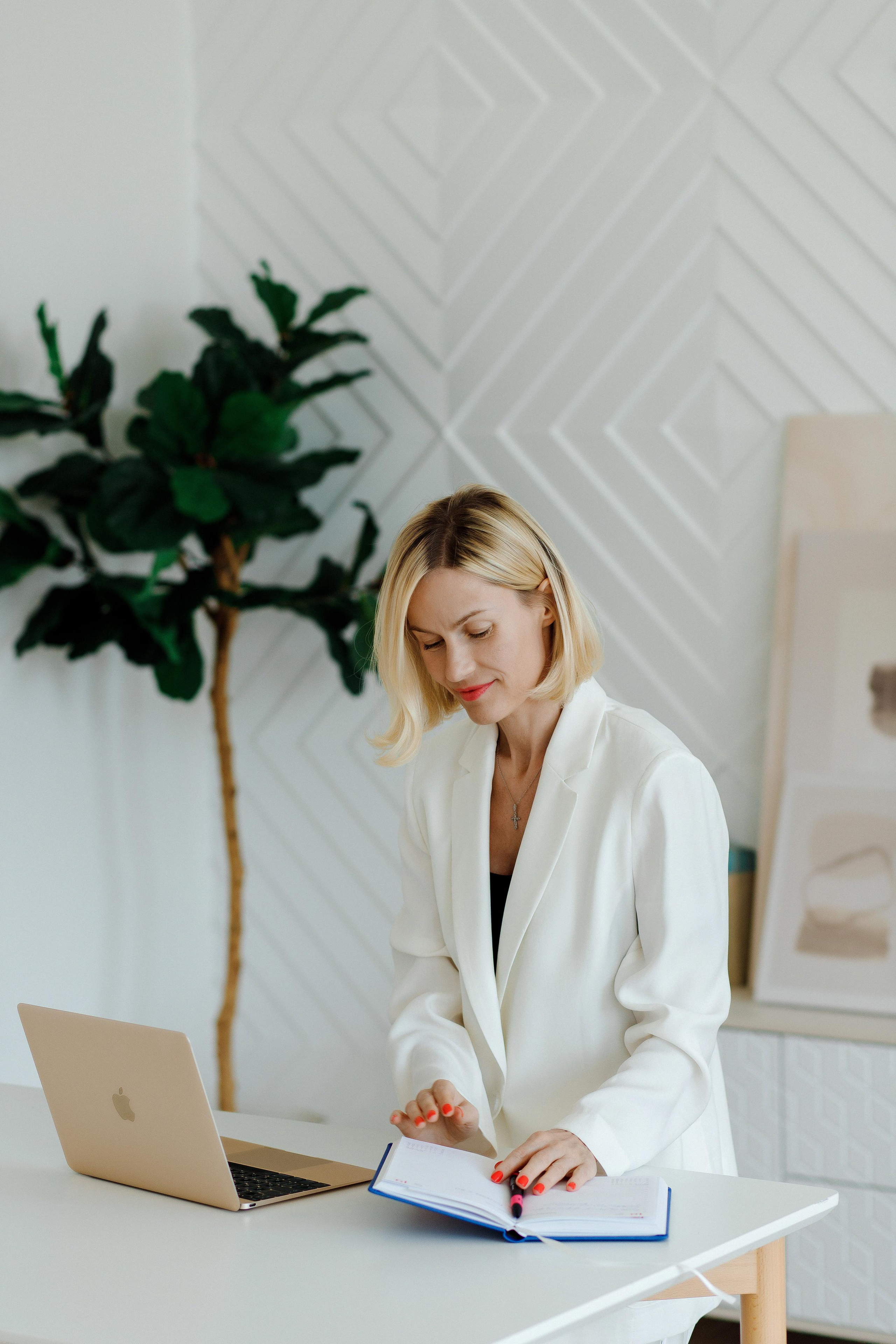 Имиджевая фотосессия для Людмилы — руководителя сети детских садов. Фотограф Александра Сыщенко