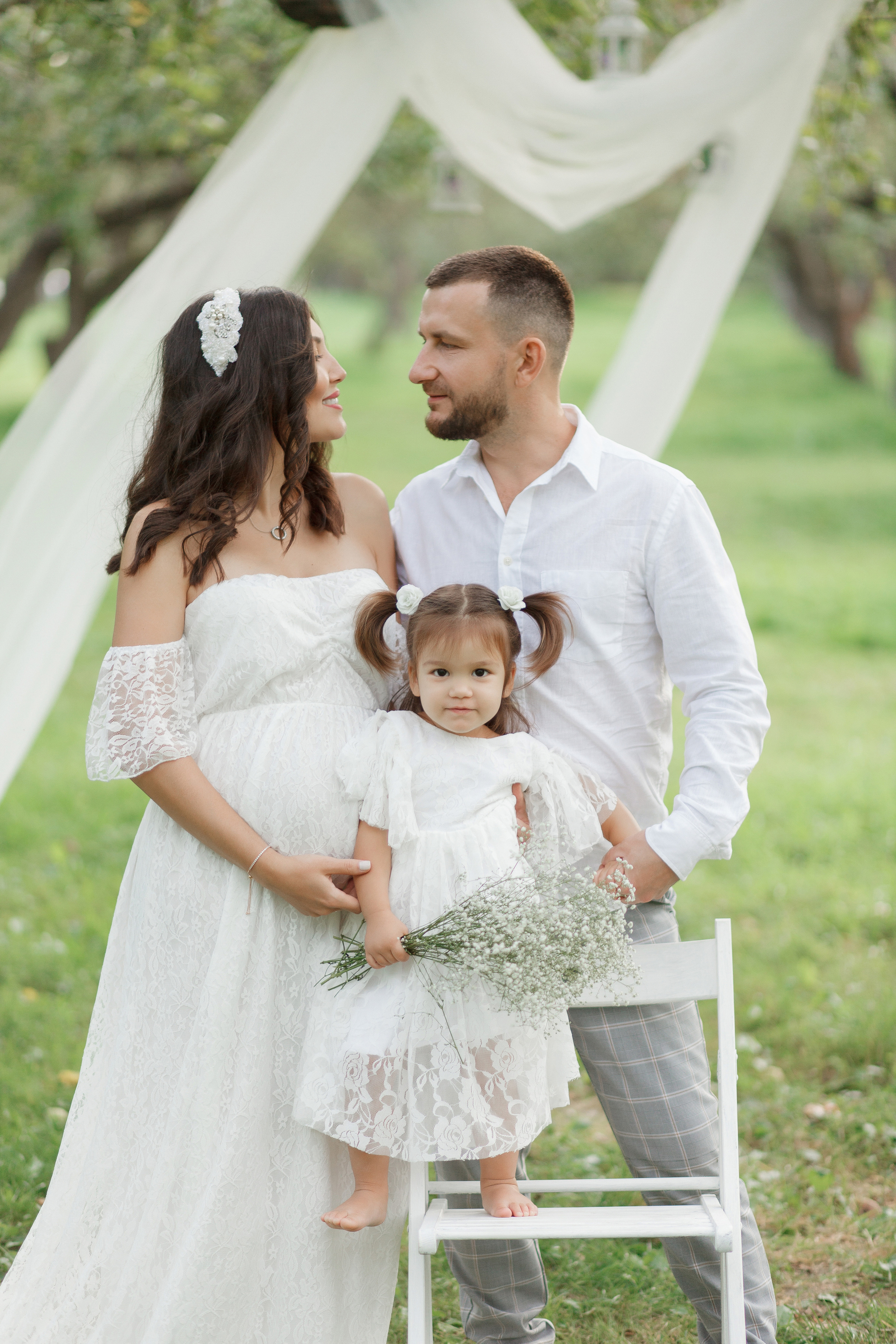 Семейная фотосессия в яблоневом саду на Кутузовском проспекте. Фотограф Александра Сыщенко