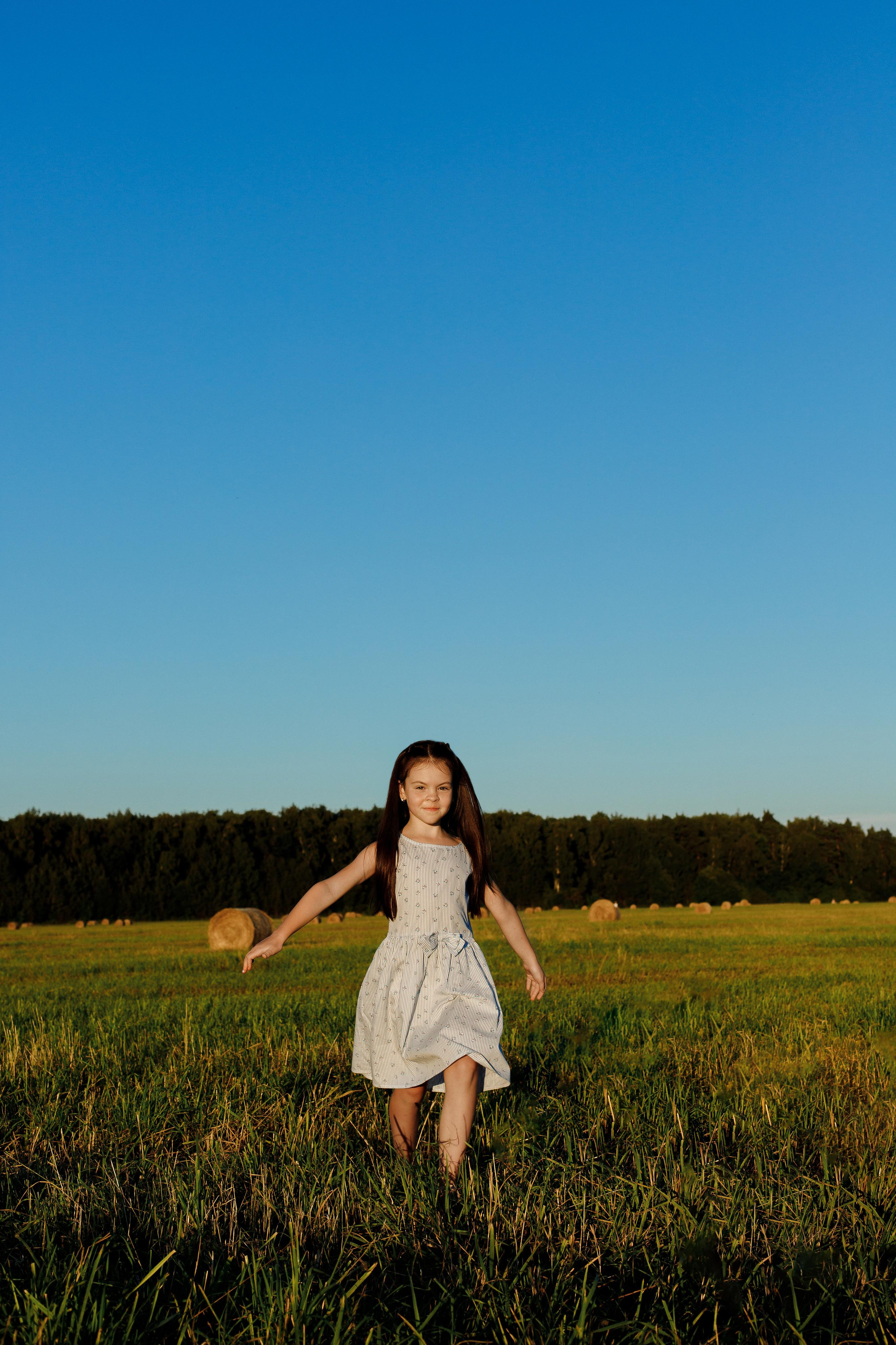 Фотосессия мамы и дочки в поле с тюками сена Подольск. Фотограф Александра Сыщенко