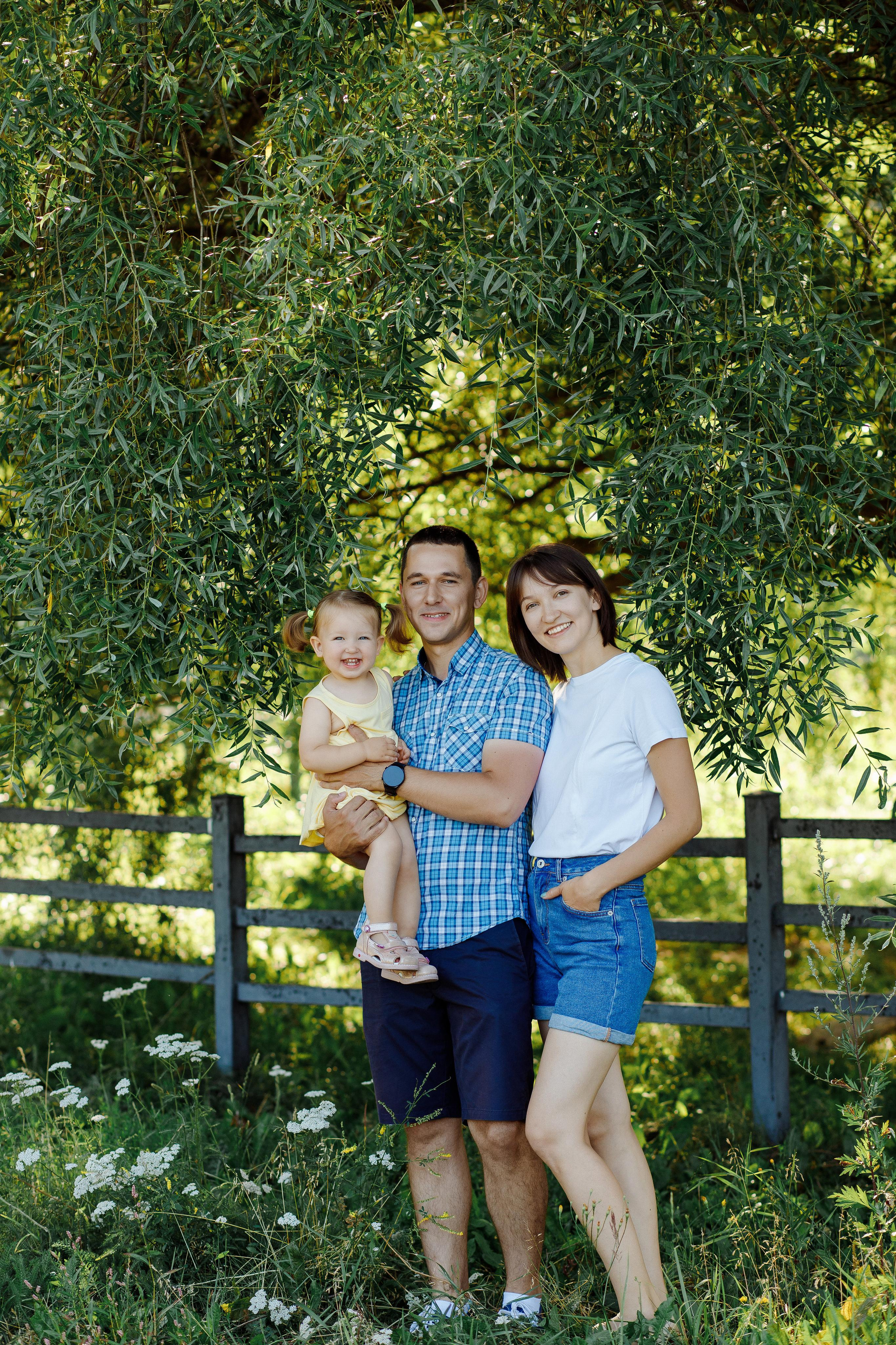 Счастливая семья на фотосессии около Внуковского поселения. Фотограф Александра Сыщенко