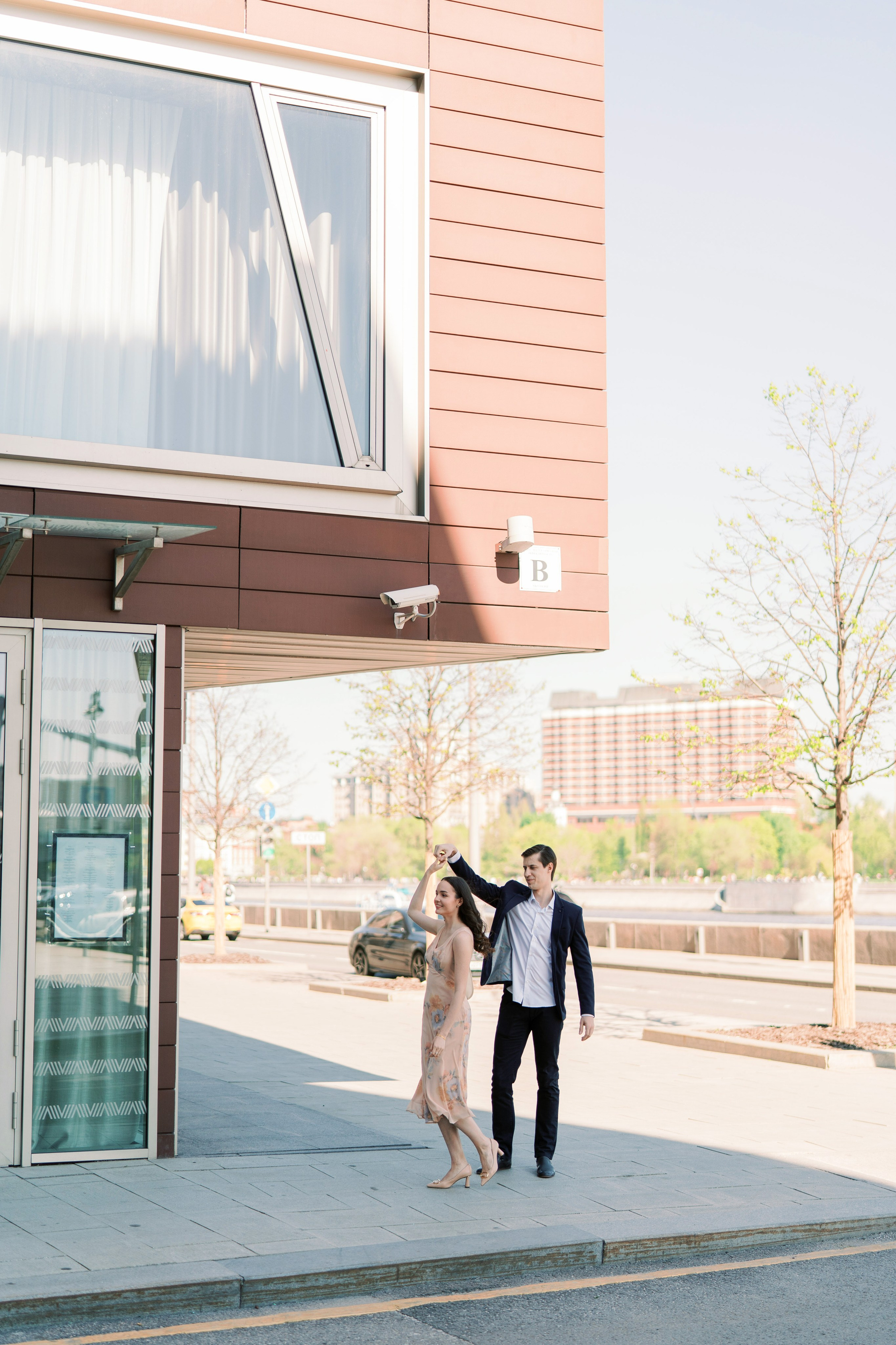 Лавстори, предствадебная прогулка в Москве, свадебный фотограф