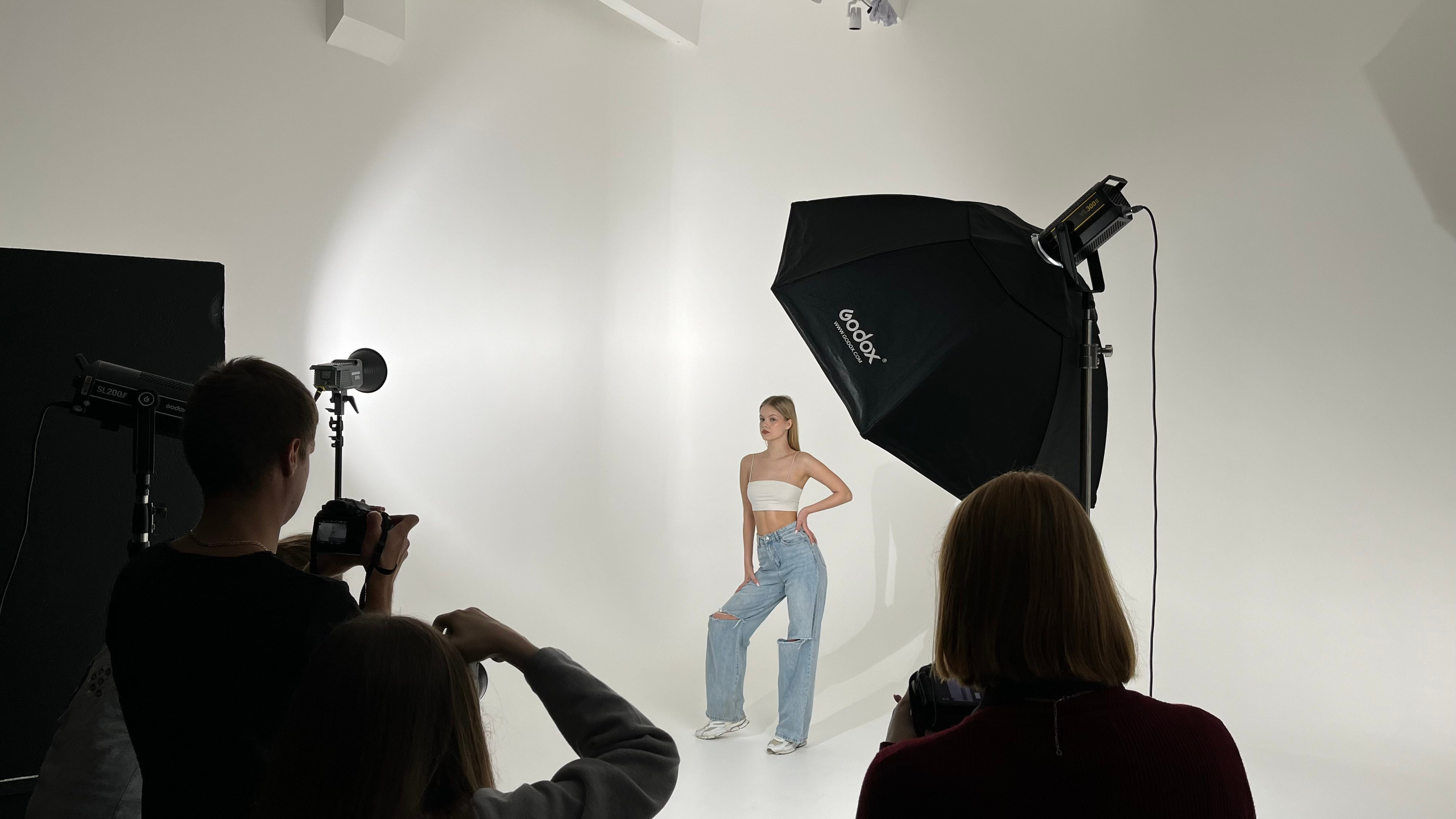 Фото бэкстейдж съёмок и занятий — как проходят наши уроки в Фотошколе Lectory 4.06. Фотошкола Екатеринбург Lectory 4.06