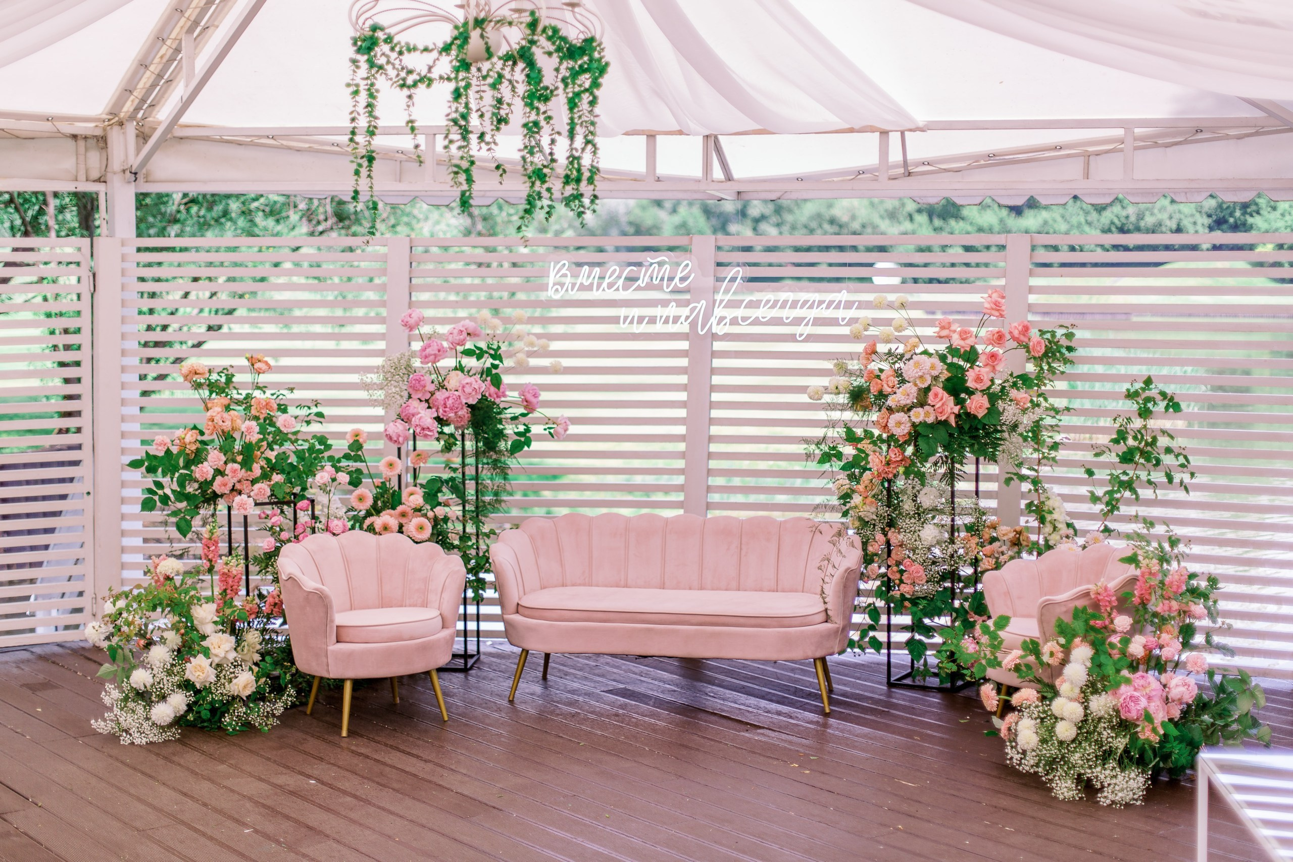 Декор фотозоны на свадьбу в Московской гольф-клубе