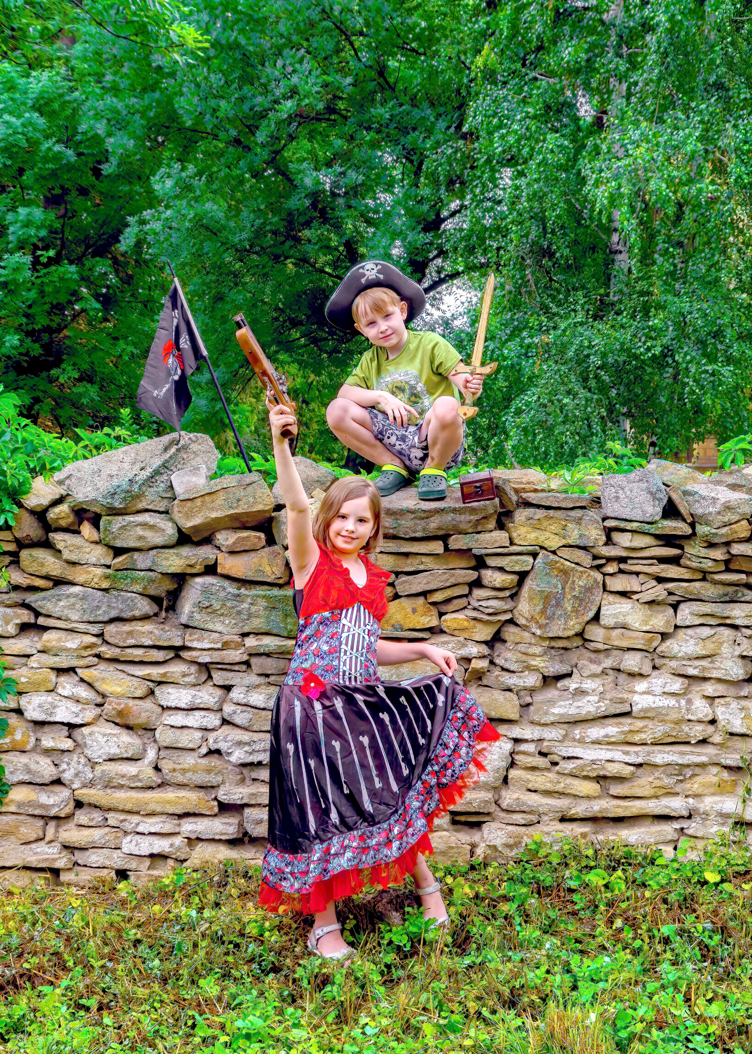 пиратская вечеринка, девочка и мальчик в костюмах пиратов позируют