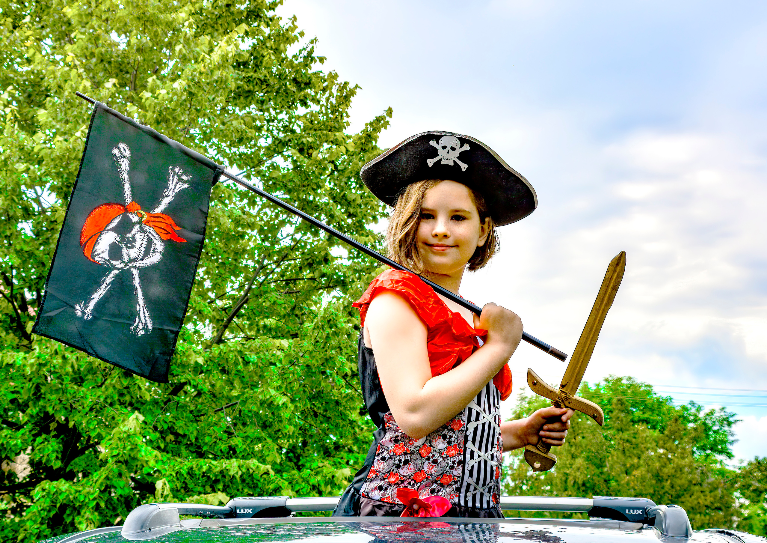 девочка в треуголке с пиратским флагом, пиратка