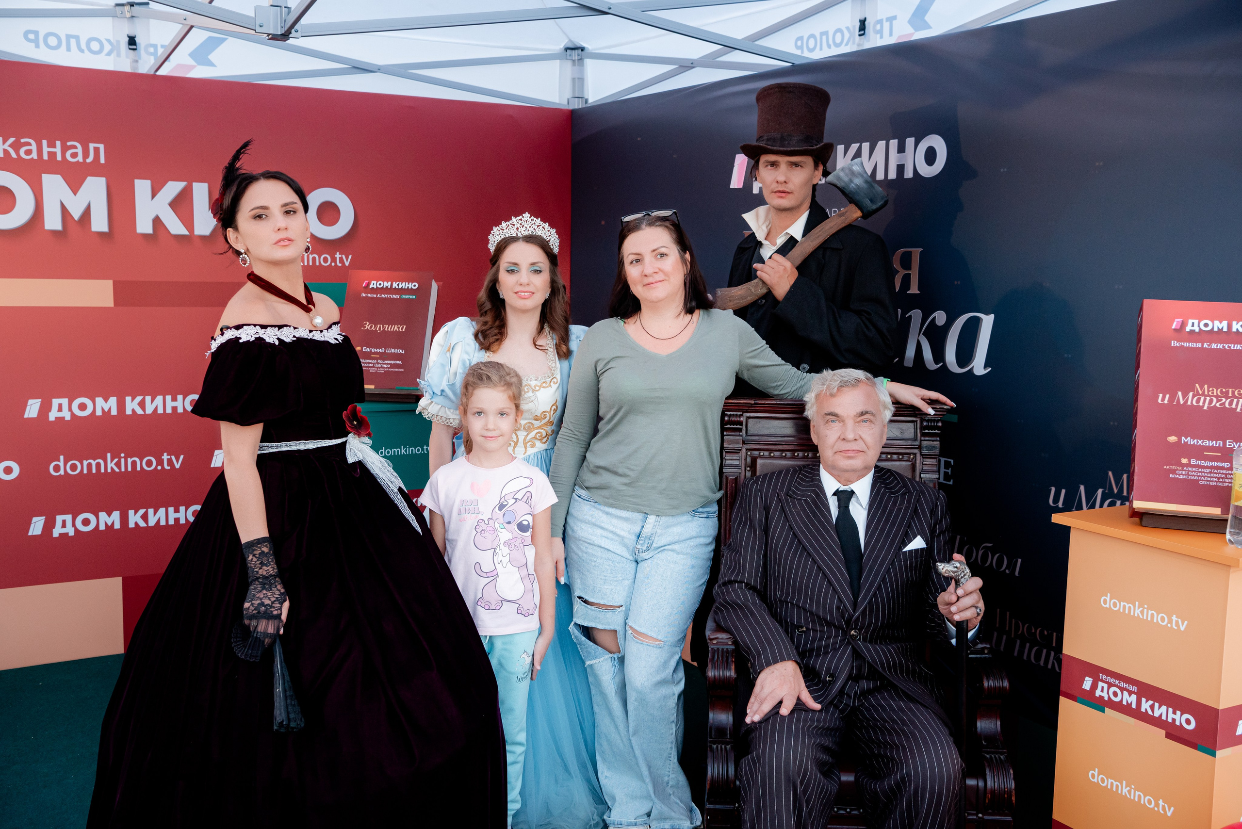 Портретные фото с артистами в палатке Триколор Дом Кинов на день города Волгоград. Фотограф в Волгограде и Волжском Александр Горбань