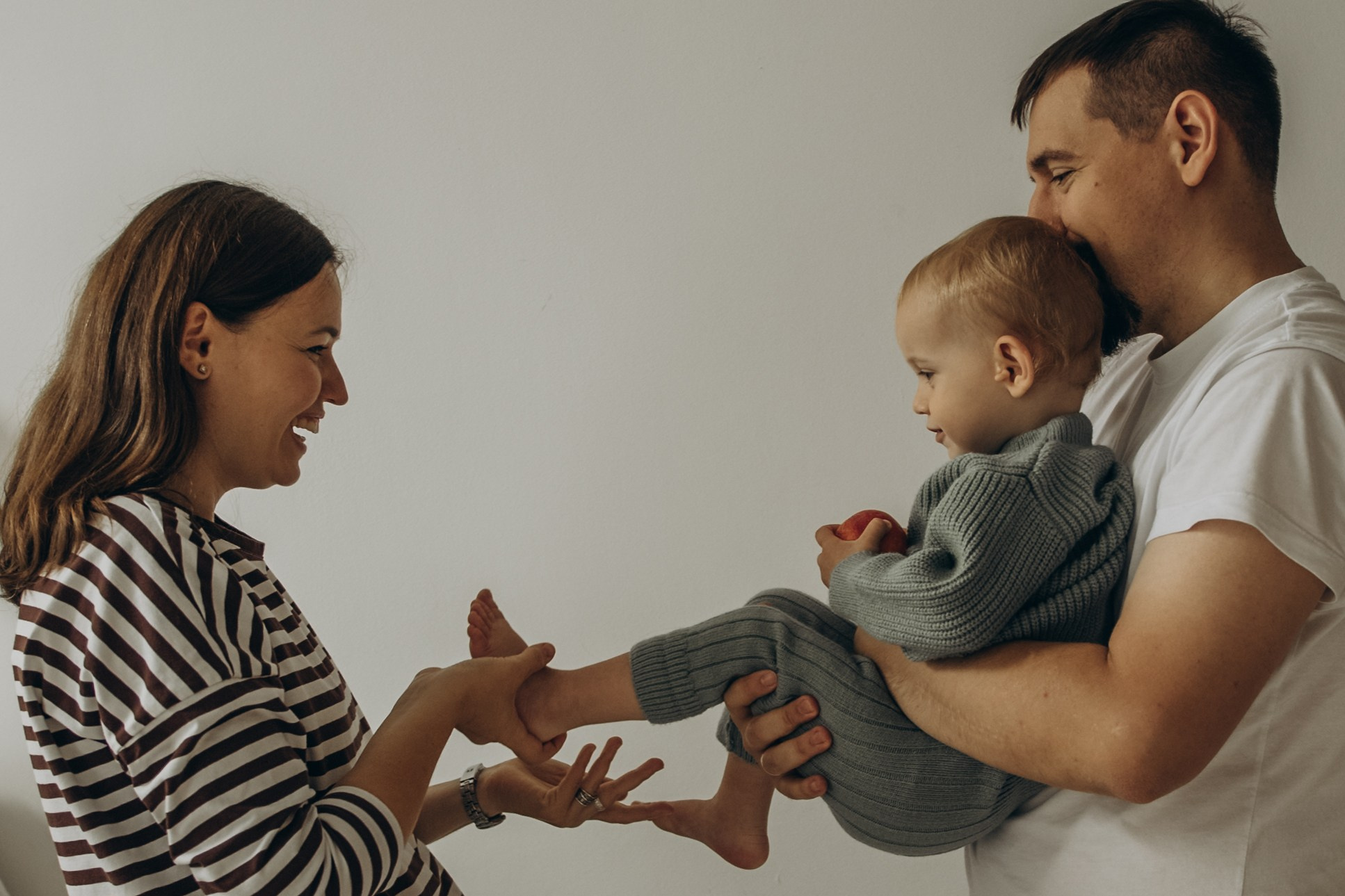 Ярослав и яблоки. Гаврилова Настя семейный фотограф lifestyle в Москве