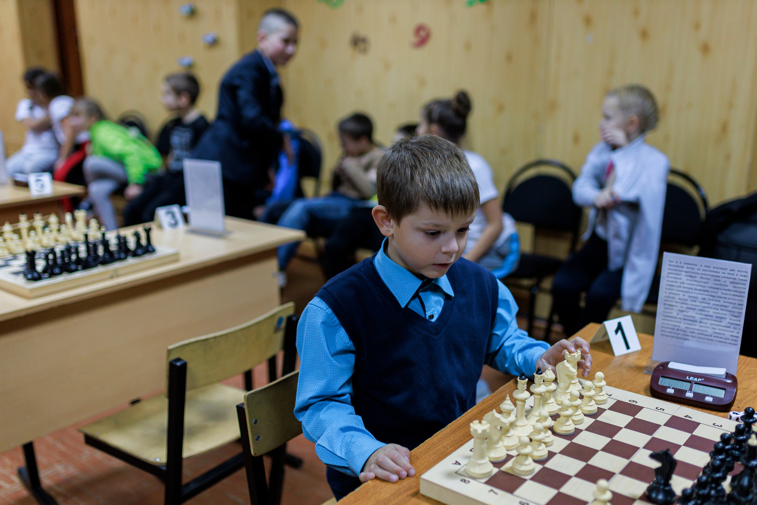 Репортажная сьёмка игры в шахматы в детском доме. Семейный и детский фотограф в Рязани Васюгова Мария