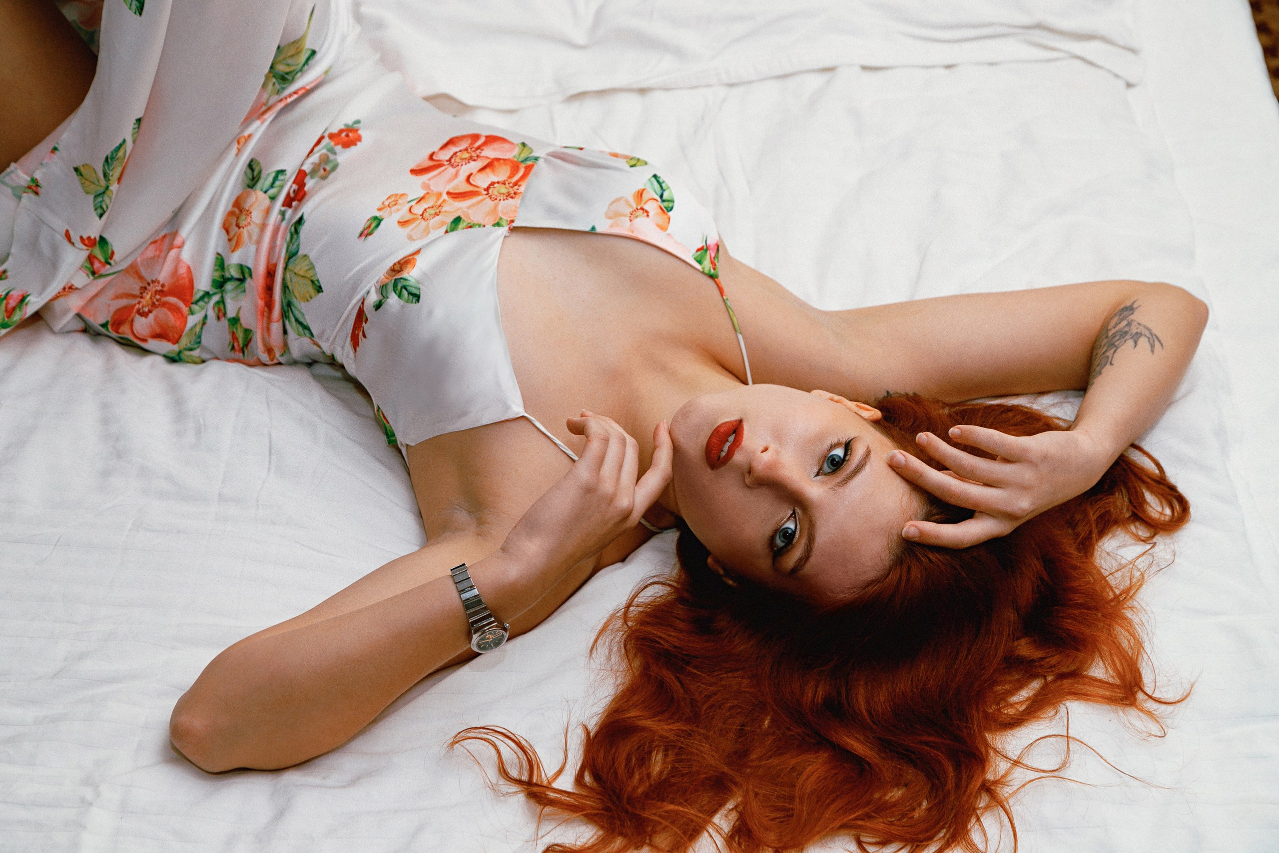 Фотосессия в отеле красивая рыжая девушка