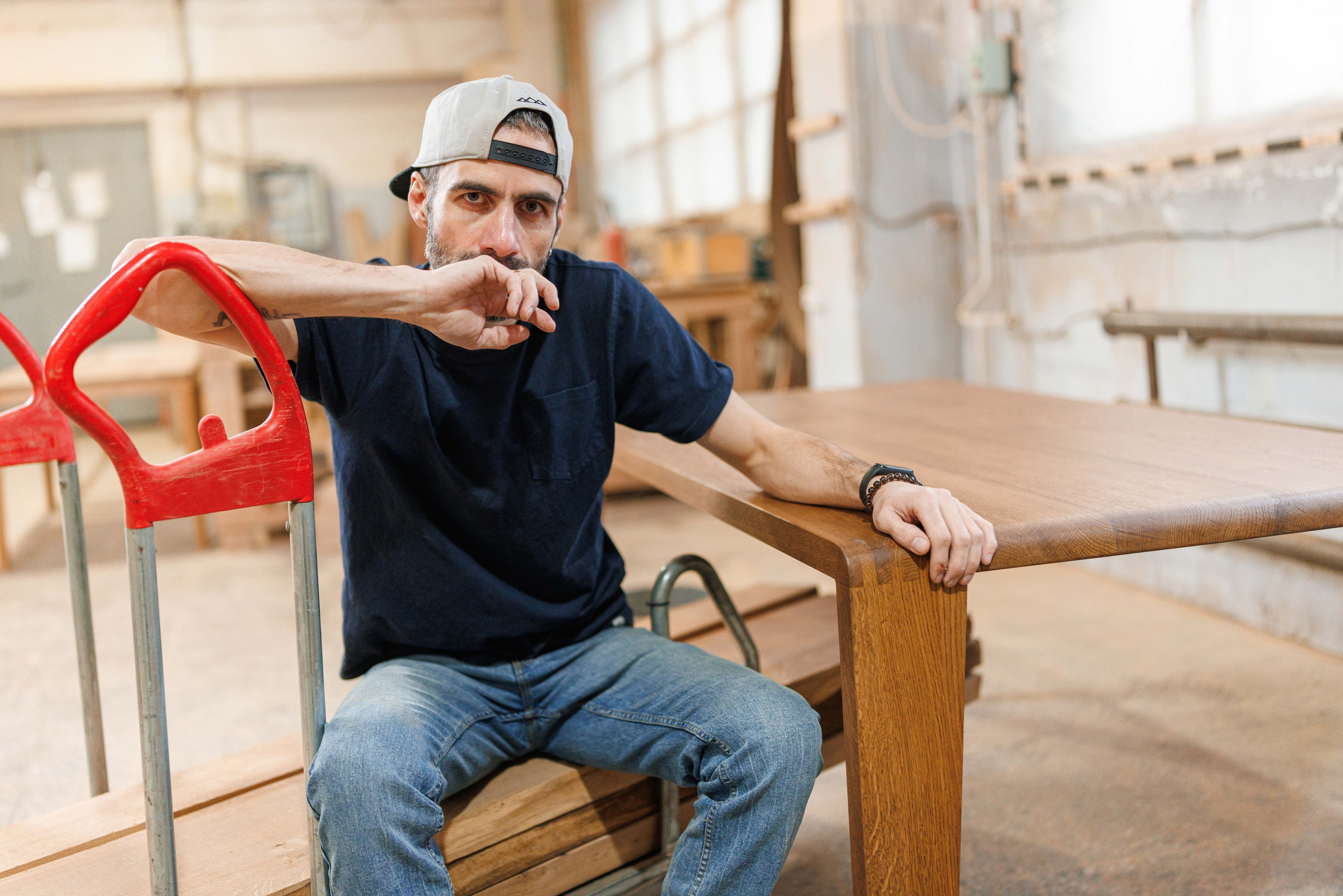 Артур и его стулья. Фотограф Балаев Михаил