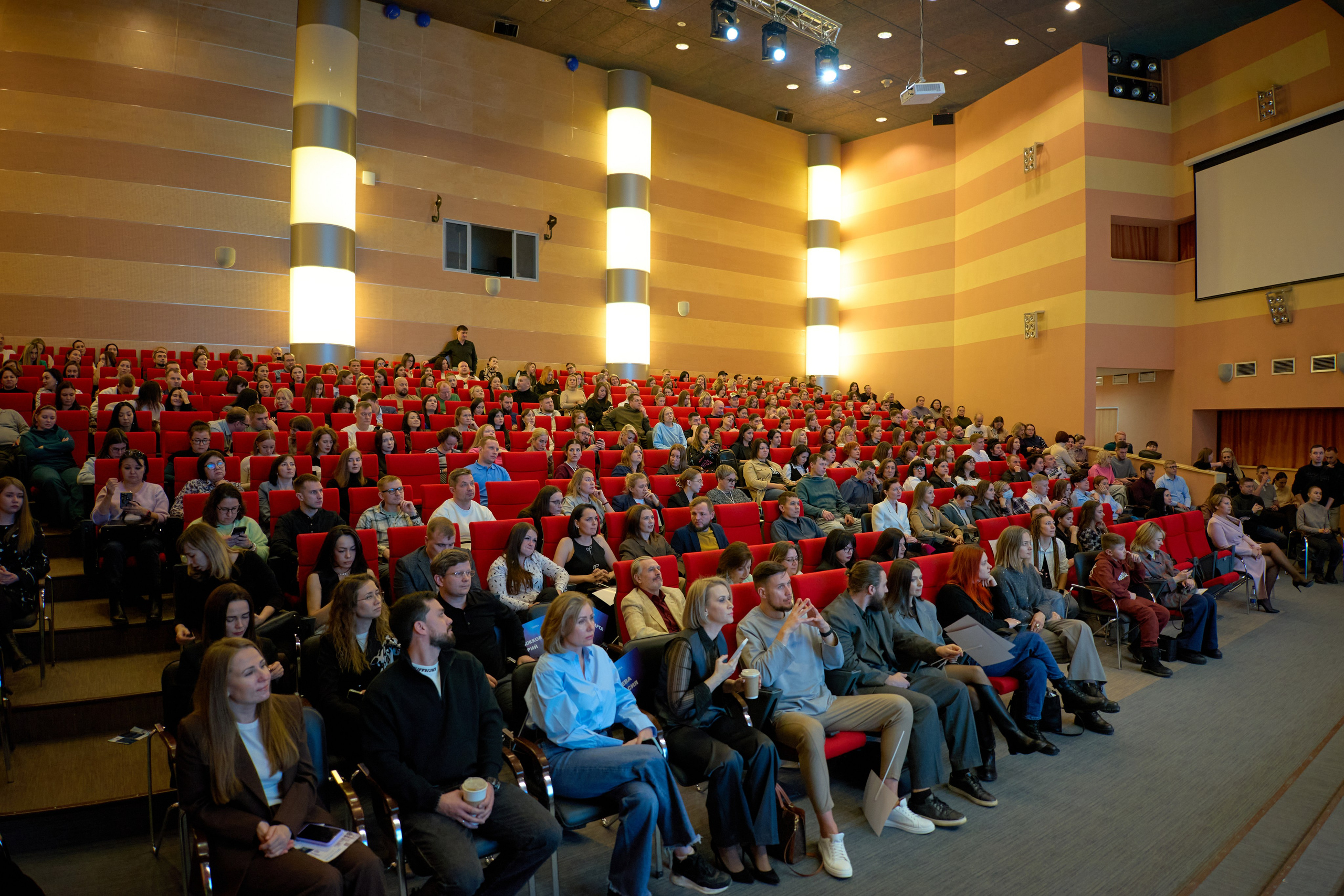 корпоративный репортажный фотограф на выставку и мастер-класс