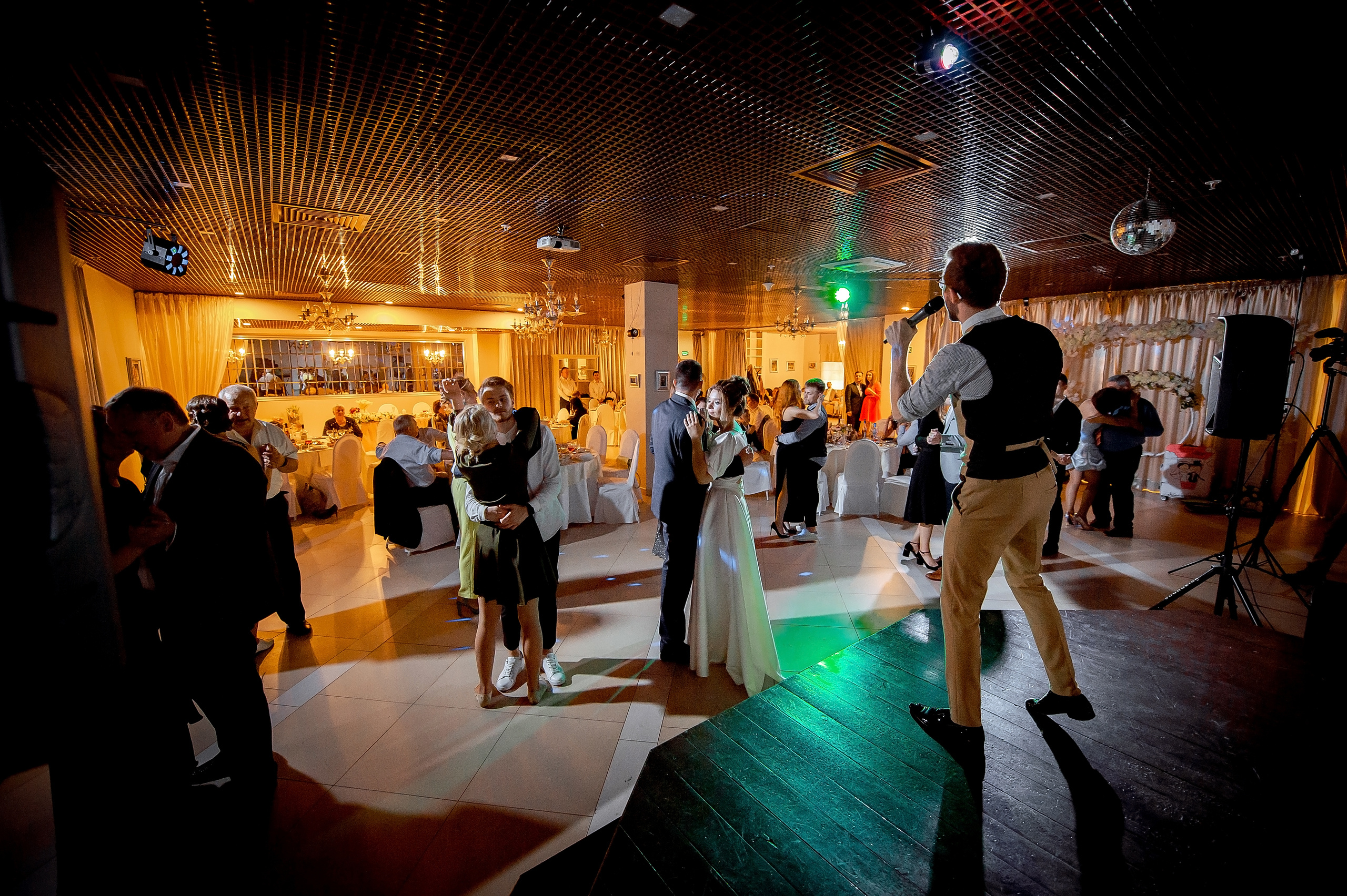 Свадьба с росписью в Дворце царя Алексея Михайловича и банкетом в Кари. Свадебный и семейный фотограф Виктория Носачёва. Щелково, Москва и МО