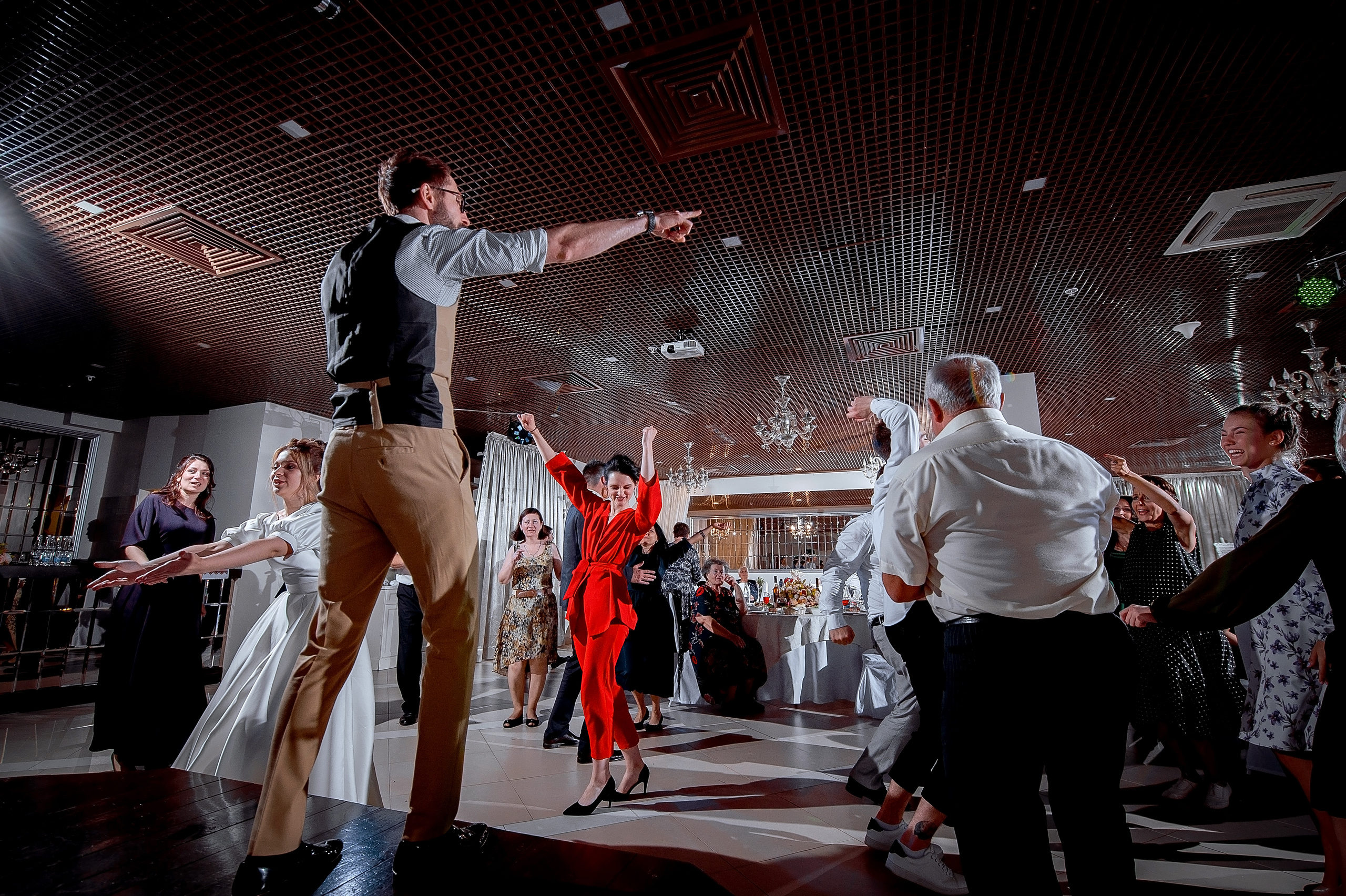 Свадьба с росписью в Дворце царя Алексея Михайловича и банкетом в Кари. Свадебный и семейный фотограф Виктория Носачёва. Щелково, Москва и МО