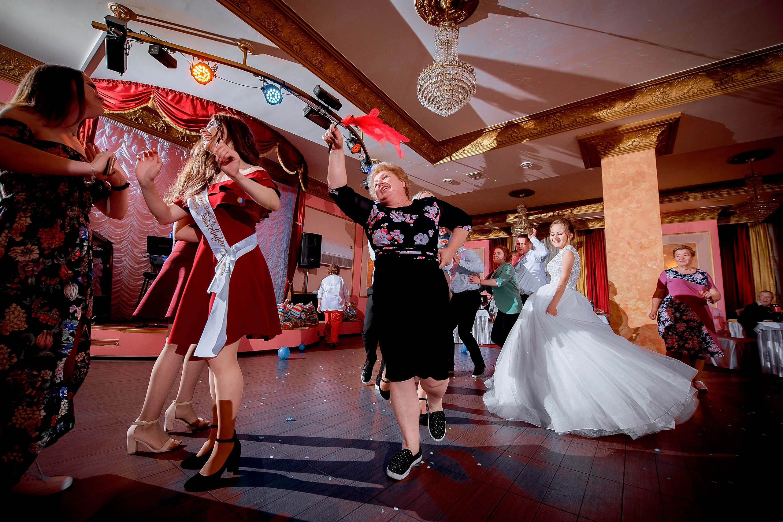 Свадебная фотопрогулка на Черном озере во Фрязино с банкетом в "Загоро. Свадебный и семейный фотограф Виктория Носачёва. Щелково, Москва и МО