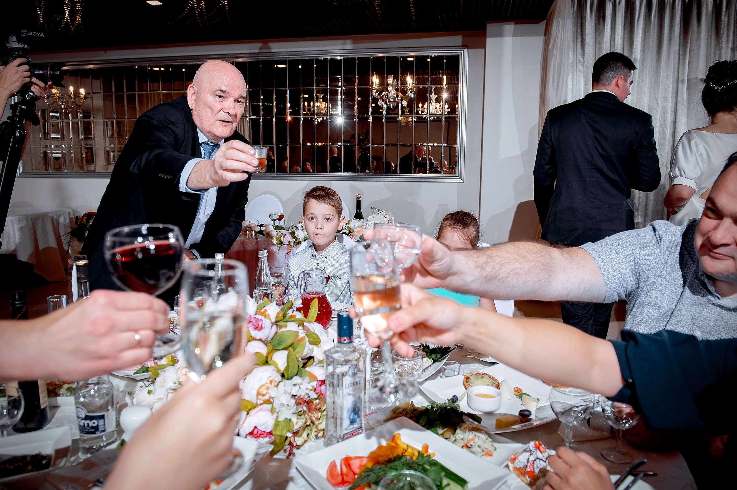 Свадьба с росписью в Дворце царя Алексея Михайловича и банкетом в Кари. Свадебный и семейный фотограф Виктория Носачёва. Щелково, Москва и МО