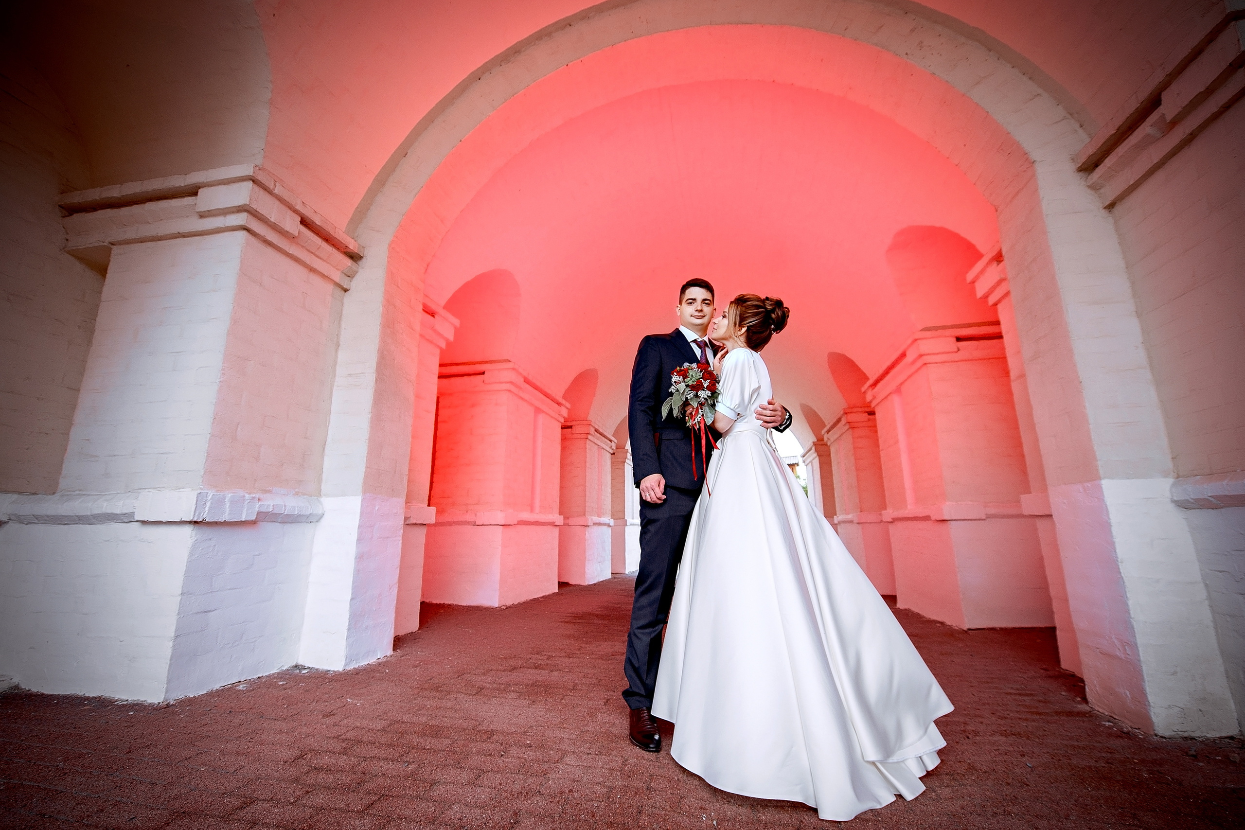 Свадьба с росписью в Дворце царя Алексея Михайловича и банкетом в Кари. Свадебный и семейный фотограф Виктория Носачёва. Щелково, Москва и МО