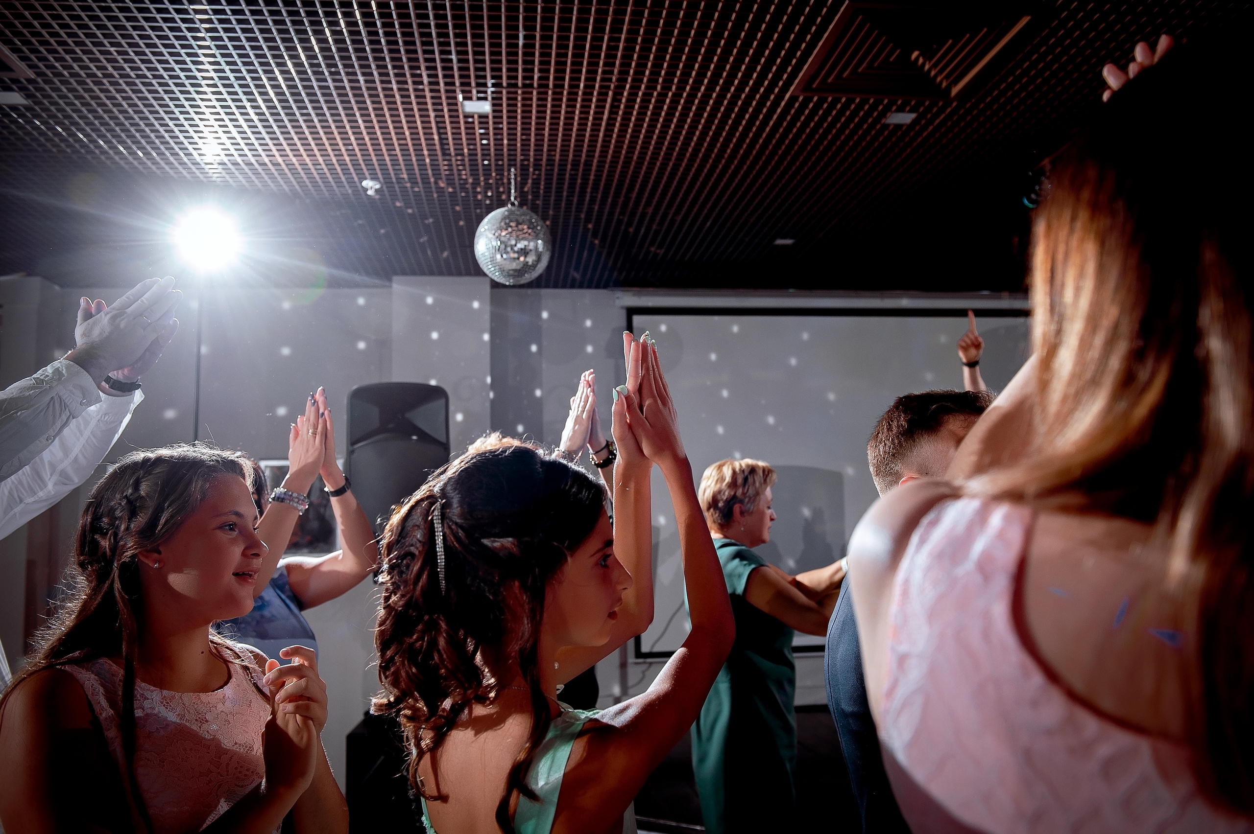 Свадьба с росписью в Дворце царя Алексея Михайловича и банкетом в Кари. Свадебный и семейный фотограф Виктория Носачёва. Щелково, Москва и МО