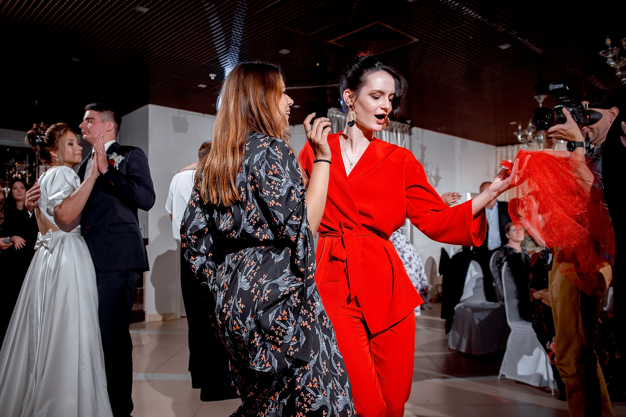 Свадьба с росписью в Дворце царя Алексея Михайловича и банкетом в Кари. Свадебный и семейный фотограф Виктория Носачёва. Щелково, Москва и МО