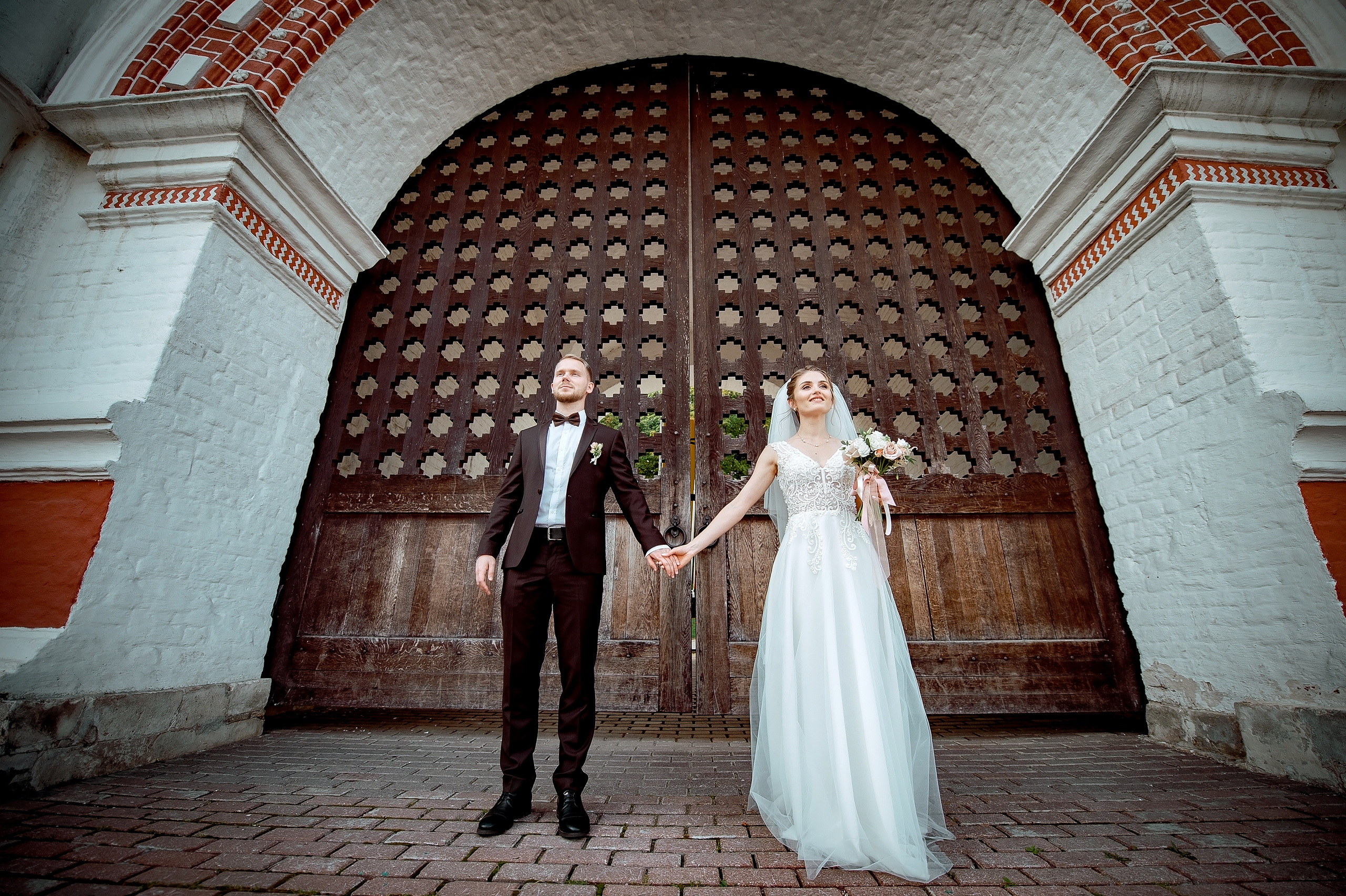 Свадебная фотопрогулка в Коломенском летом. Свадебный и семейный фотограф Виктория Носачёва. Щелково, Москва и МО