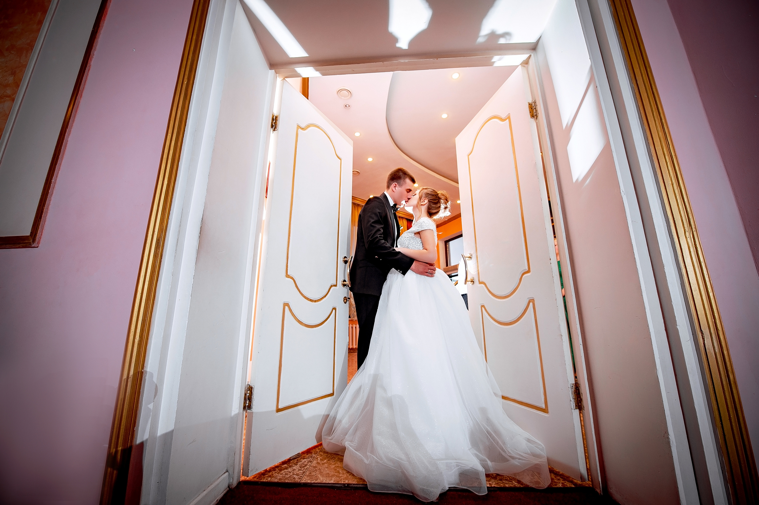 Свадебная фотопрогулка на Черном озере во Фрязино с банкетом в "Загоро. Свадебный и семейный фотограф Виктория Носачёва. Щелково, Москва и МО