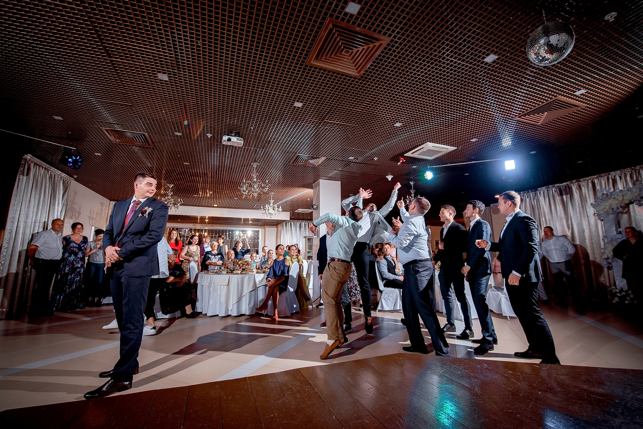 Свадьба с росписью в Дворце царя Алексея Михайловича и банкетом в Кари. Свадебный и семейный фотограф Виктория Носачёва. Щелково, Москва и МО