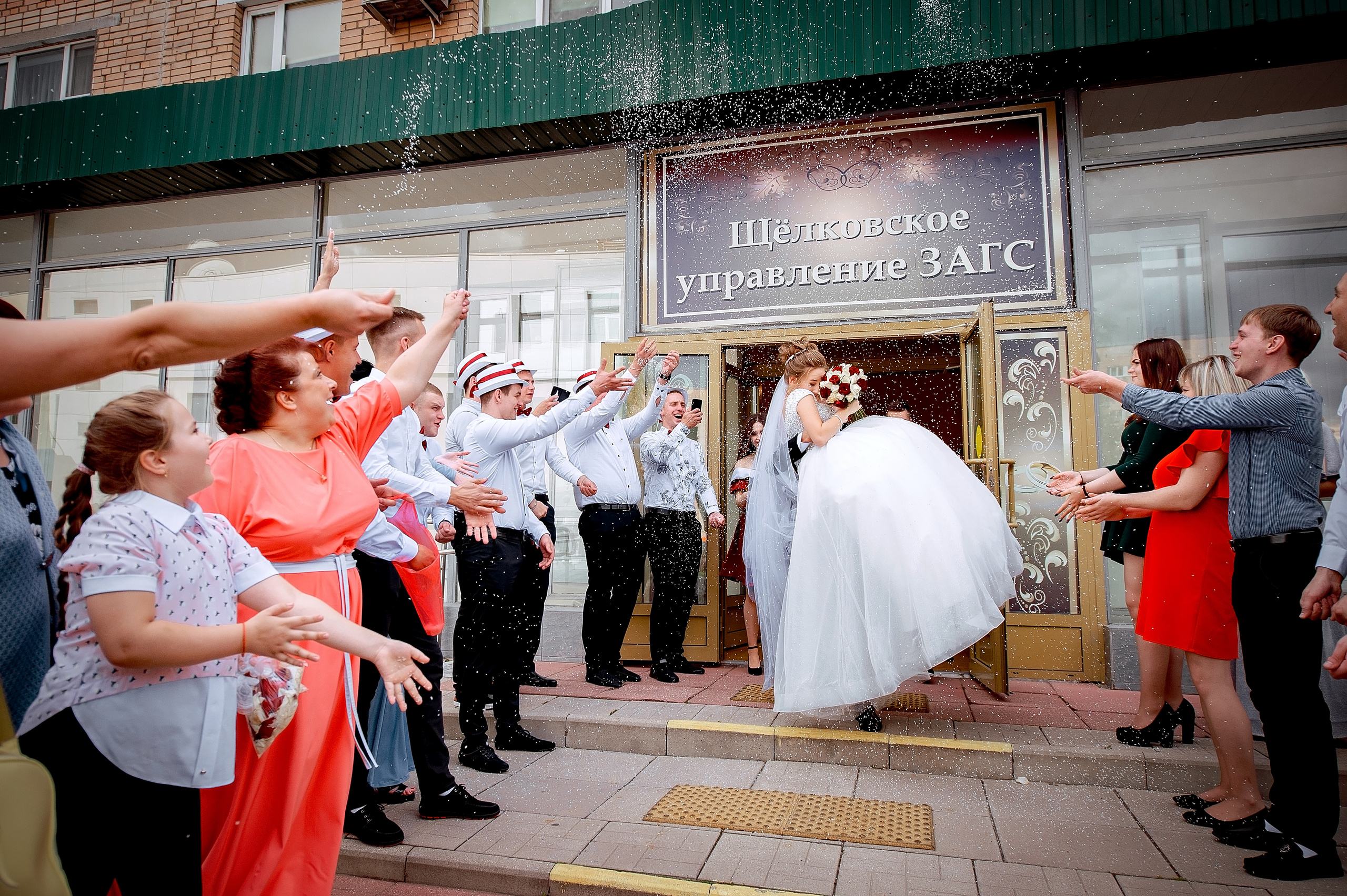 Свадебная фотопрогулка на Черном озере во Фрязино с банкетом в "Загоро. Свадебный и семейный фотограф Виктория Носачёва. Щелково, Москва и МО