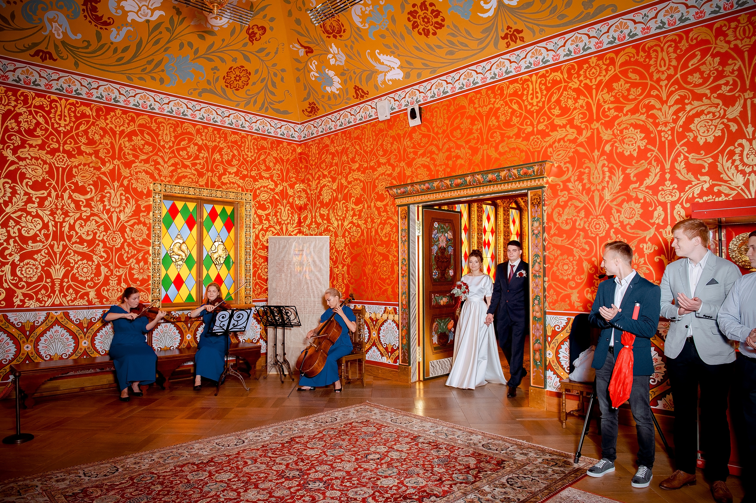 Свадьба с росписью в Дворце царя Алексея Михайловича и банкетом в Кари. Свадебный и семейный фотограф Виктория Носачёва. Щелково, Москва и МО