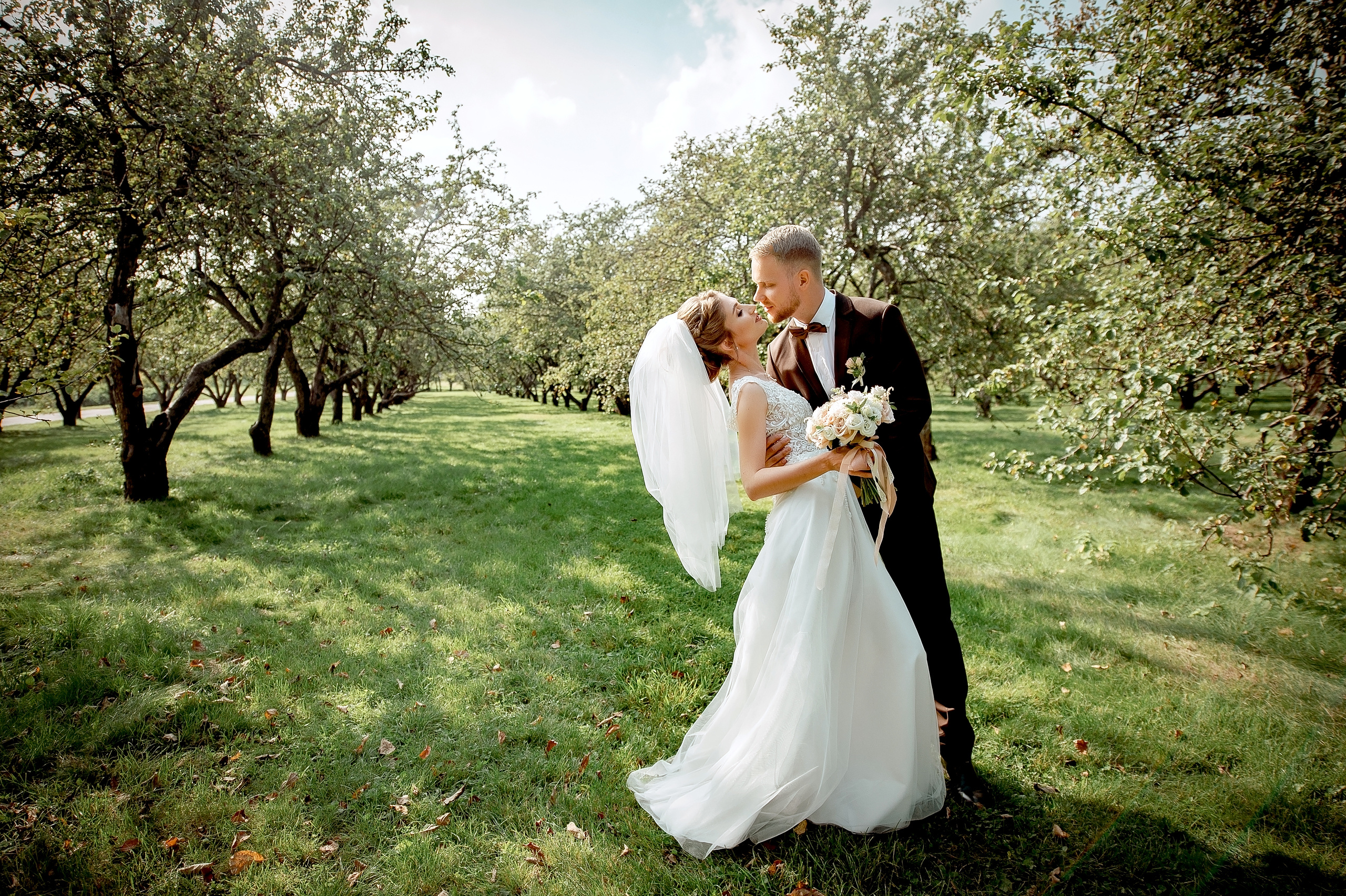 Яблоневый сад. Свадебная фотосессия в Коломенском парке.