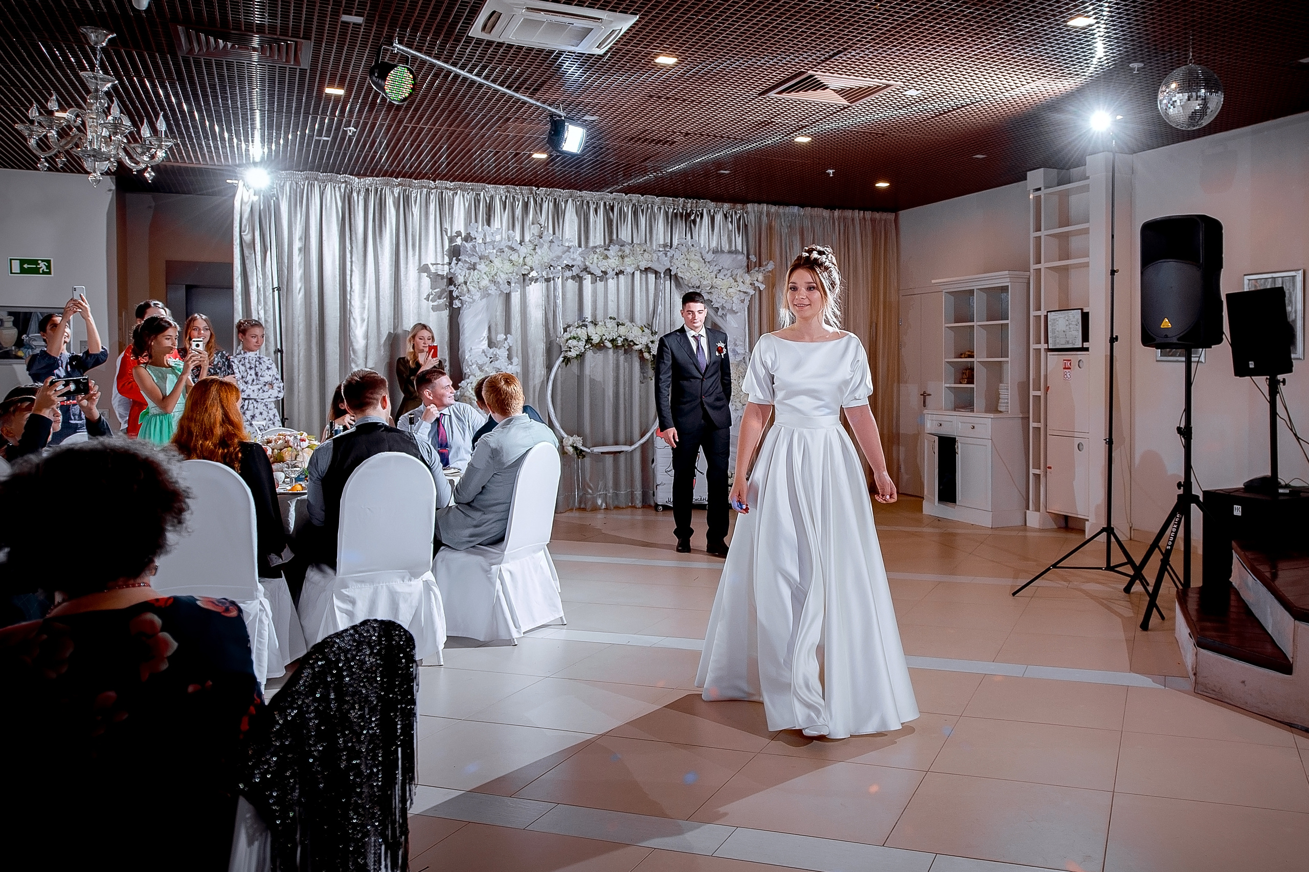 Свадьба с росписью в Дворце царя Алексея Михайловича и банкетом в Кари. Свадебный и семейный фотограф Виктория Носачёва. Щелково, Москва и МО