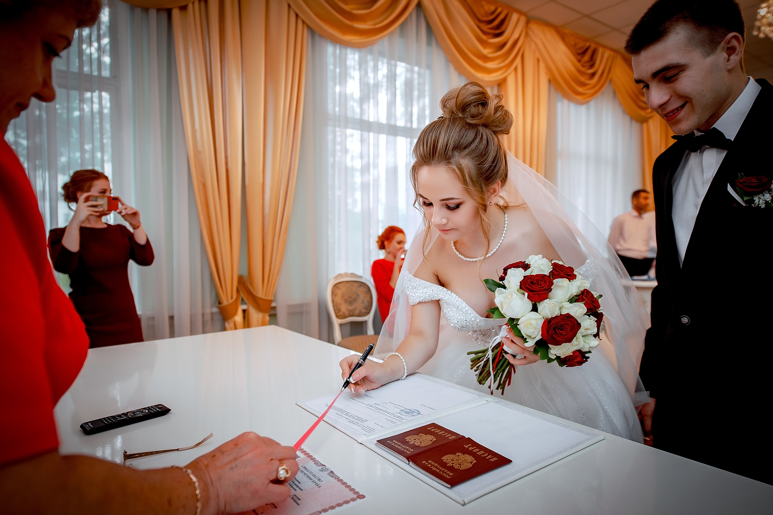 Свадебная фотопрогулка на Черном озере во Фрязино с банкетом в "Загоро. Свадебный и семейный фотограф Виктория Носачёва. Щелково, Москва и МО