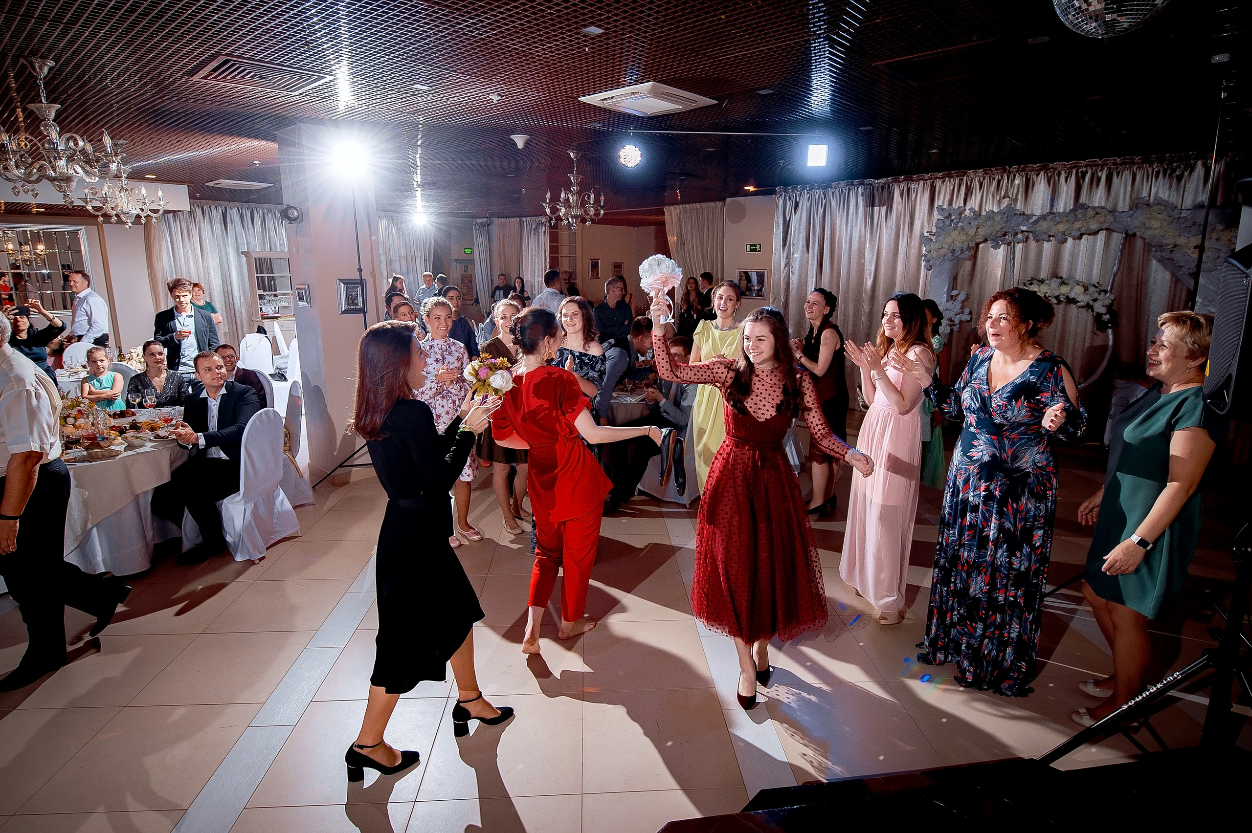 Свадьба с росписью в Дворце царя Алексея Михайловича и банкетом в Кари. Свадебный и семейный фотограф Виктория Носачёва. Щелково, Москва и МО