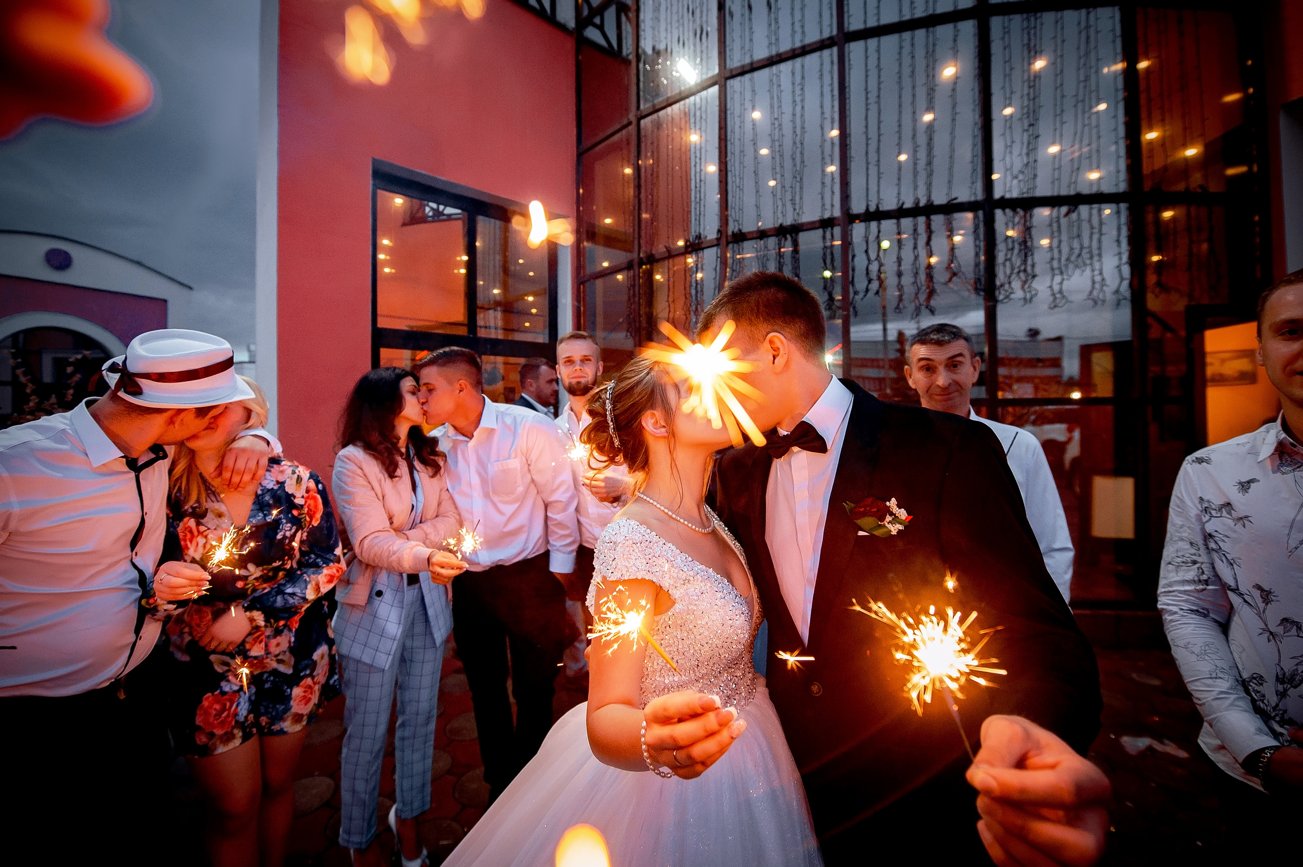 Свадебная фотопрогулка на Черном озере во Фрязино с банкетом в "Загоро. Свадебный и семейный фотограф Виктория Носачёва. Щелково, Москва и МО