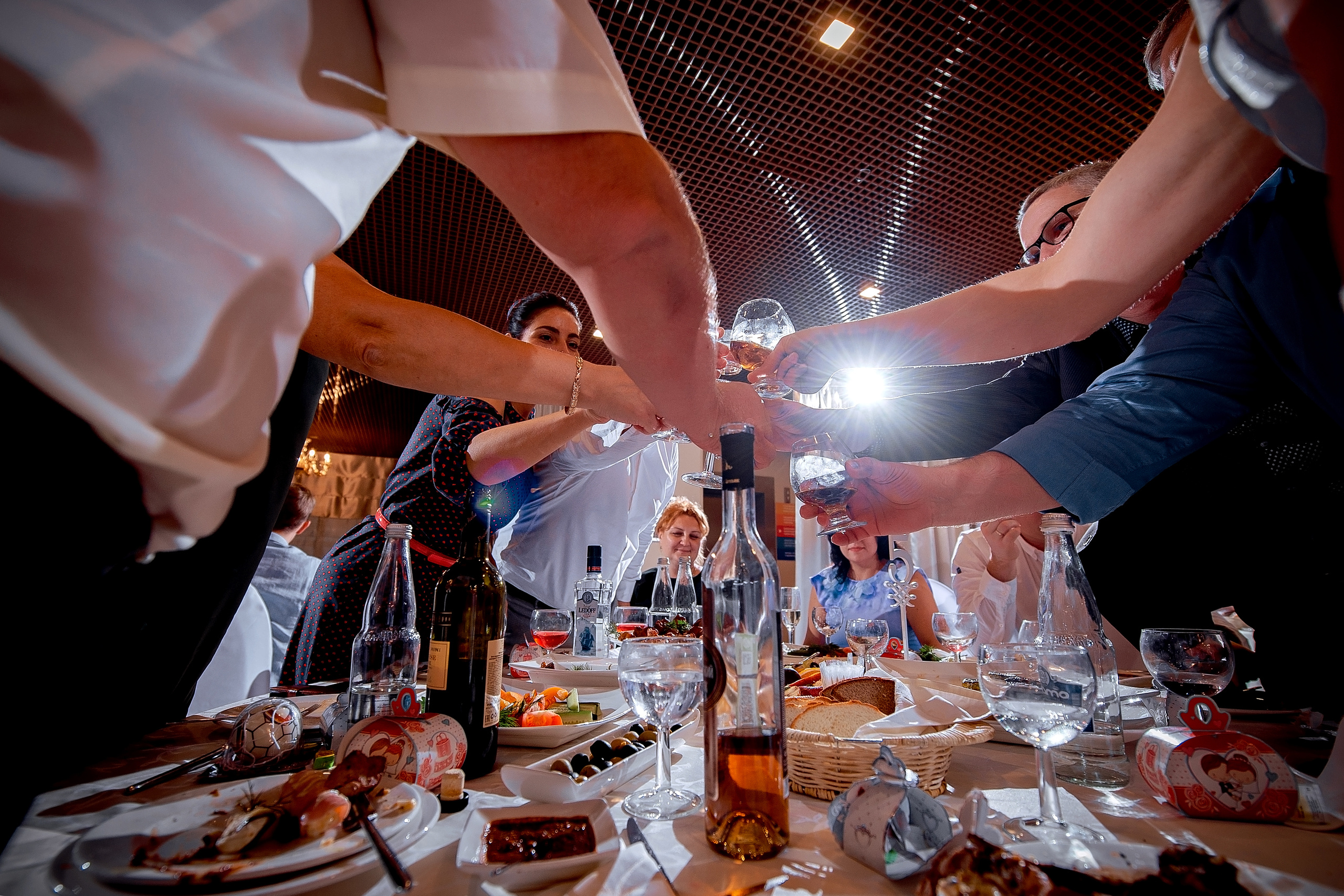 Свадьба с росписью в Дворце царя Алексея Михайловича и банкетом в Кари. Свадебный и семейный фотограф Виктория Носачёва. Щелково, Москва и МО