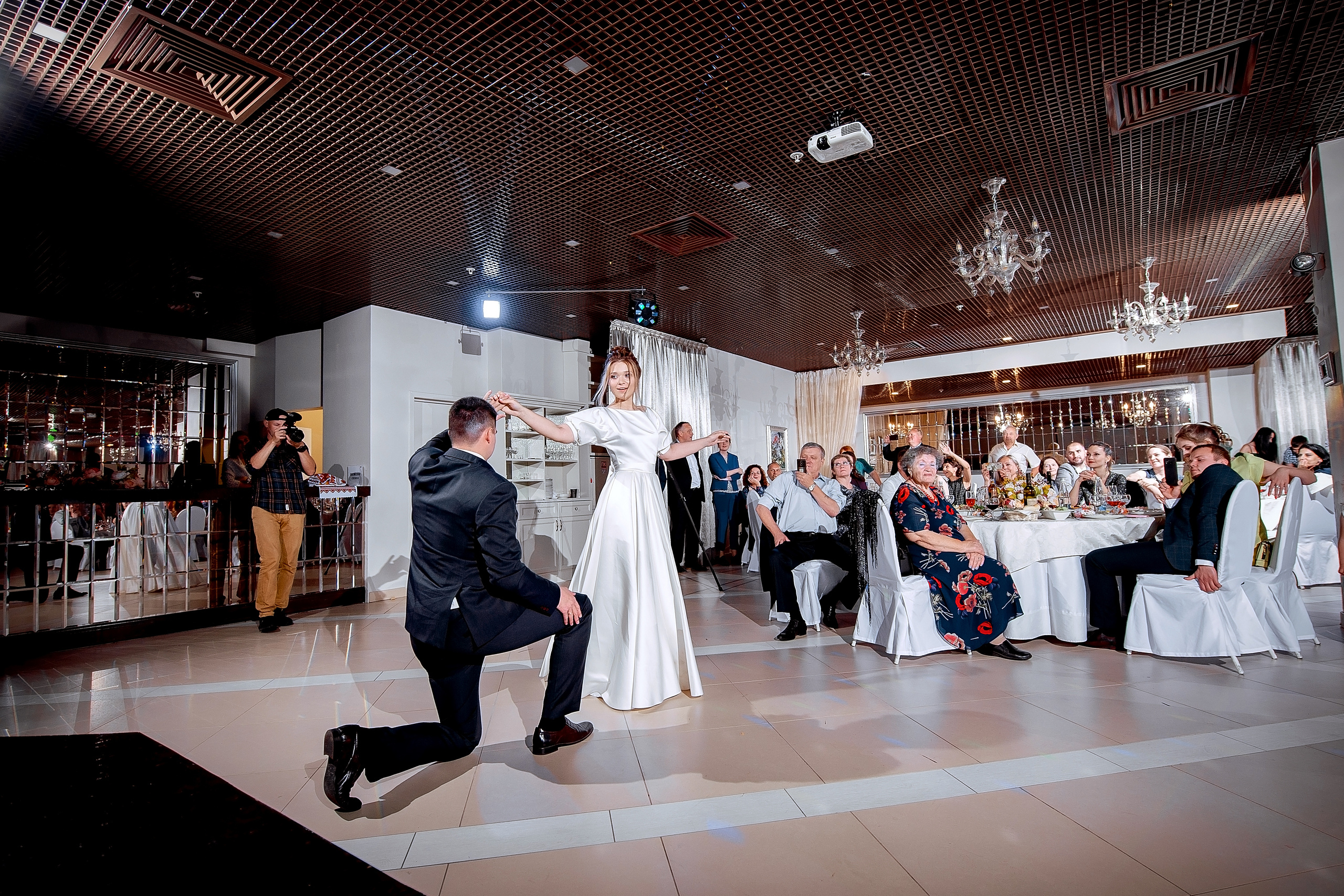 Свадьба с росписью в Дворце царя Алексея Михайловича и банкетом в Кари. Свадебный и семейный фотограф Виктория Носачёва. Щелково, Москва и МО