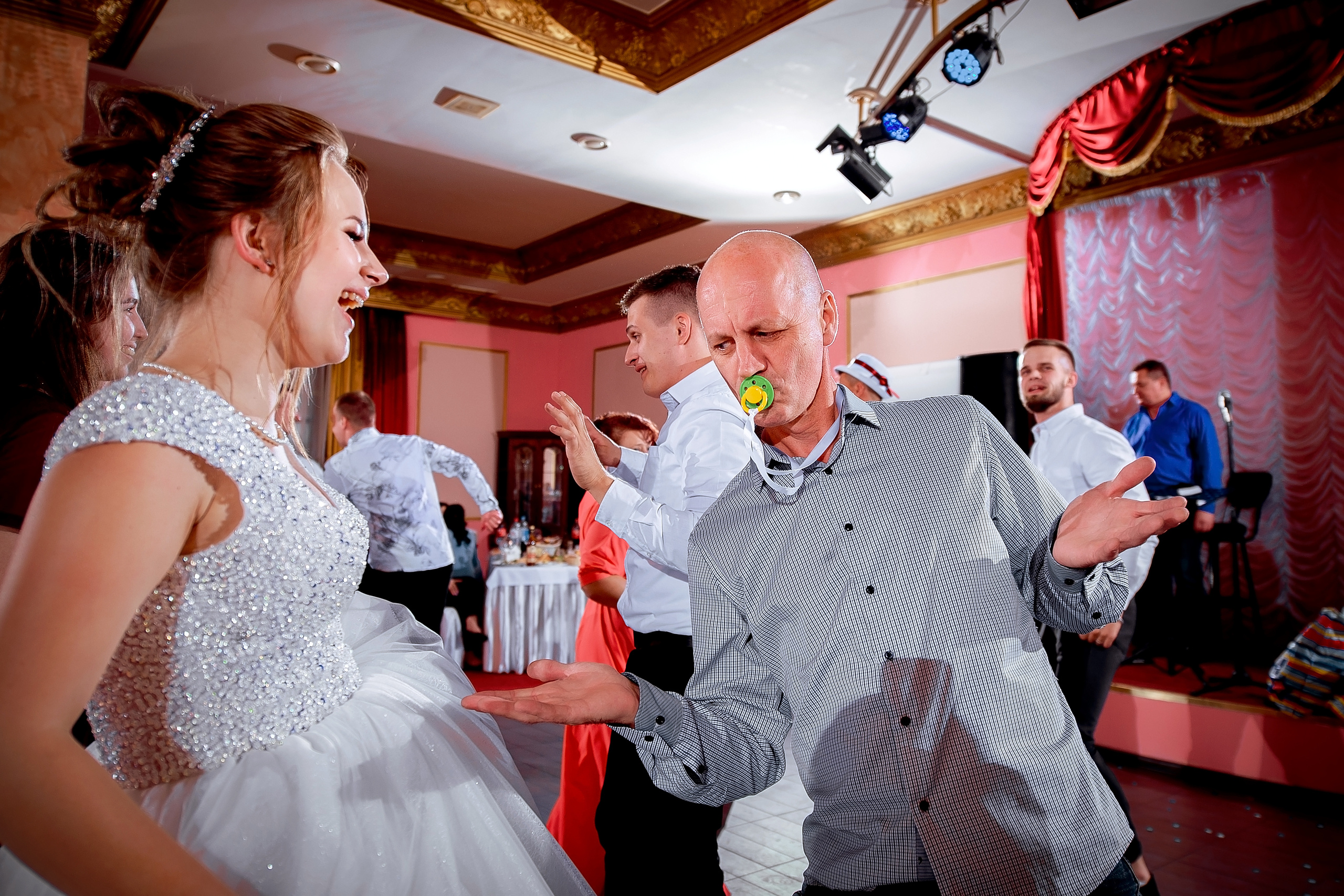 Свадебная фотопрогулка на Черном озере во Фрязино с банкетом в "Загоро. Свадебный и семейный фотограф Виктория Носачёва. Щелково, Москва и МО