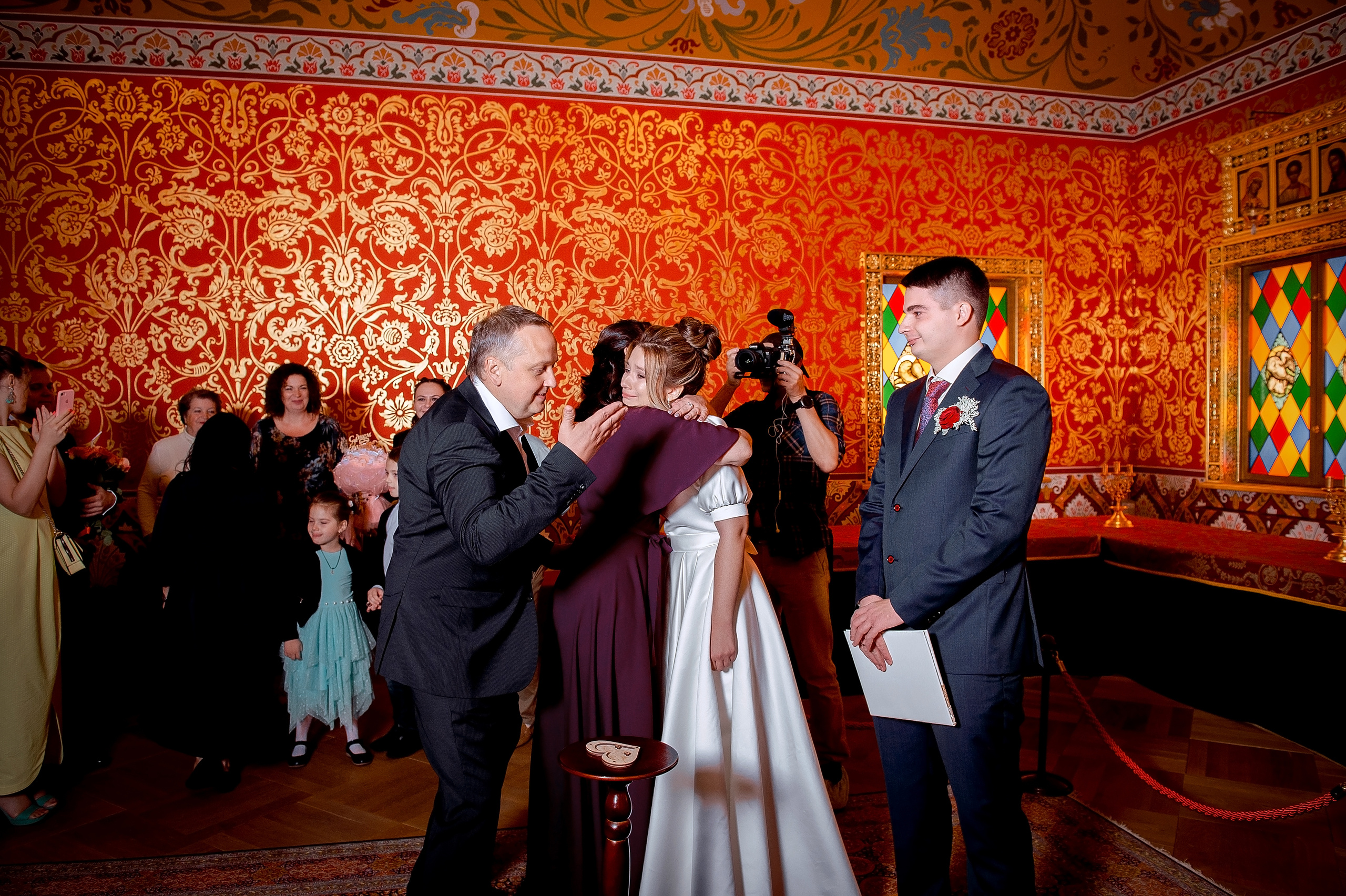 Свадьба с росписью в Дворце царя Алексея Михайловича и банкетом в Кари. Свадебный и семейный фотограф Виктория Носачёва. Щелково, Москва и МО