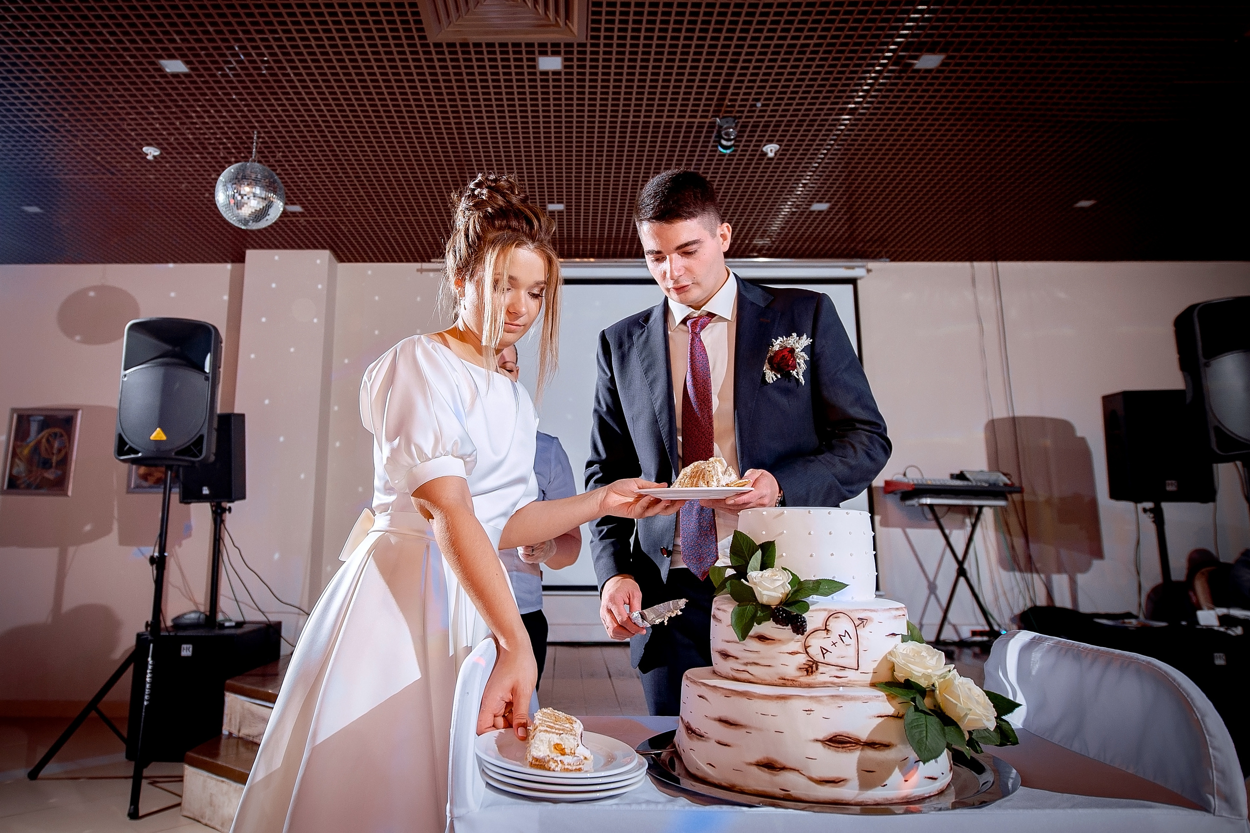 Свадьба с росписью в Дворце царя Алексея Михайловича и банкетом в Кари. Свадебный и семейный фотограф Виктория Носачёва. Щелково, Москва и МО