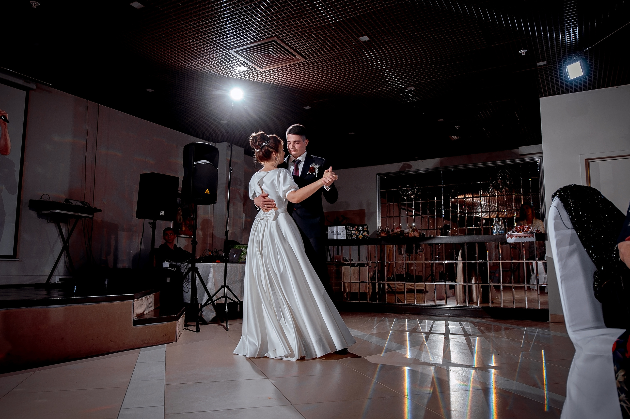 Свадьба с росписью в Дворце царя Алексея Михайловича и банкетом в Кари. Свадебный и семейный фотограф Виктория Носачёва. Щелково, Москва и МО