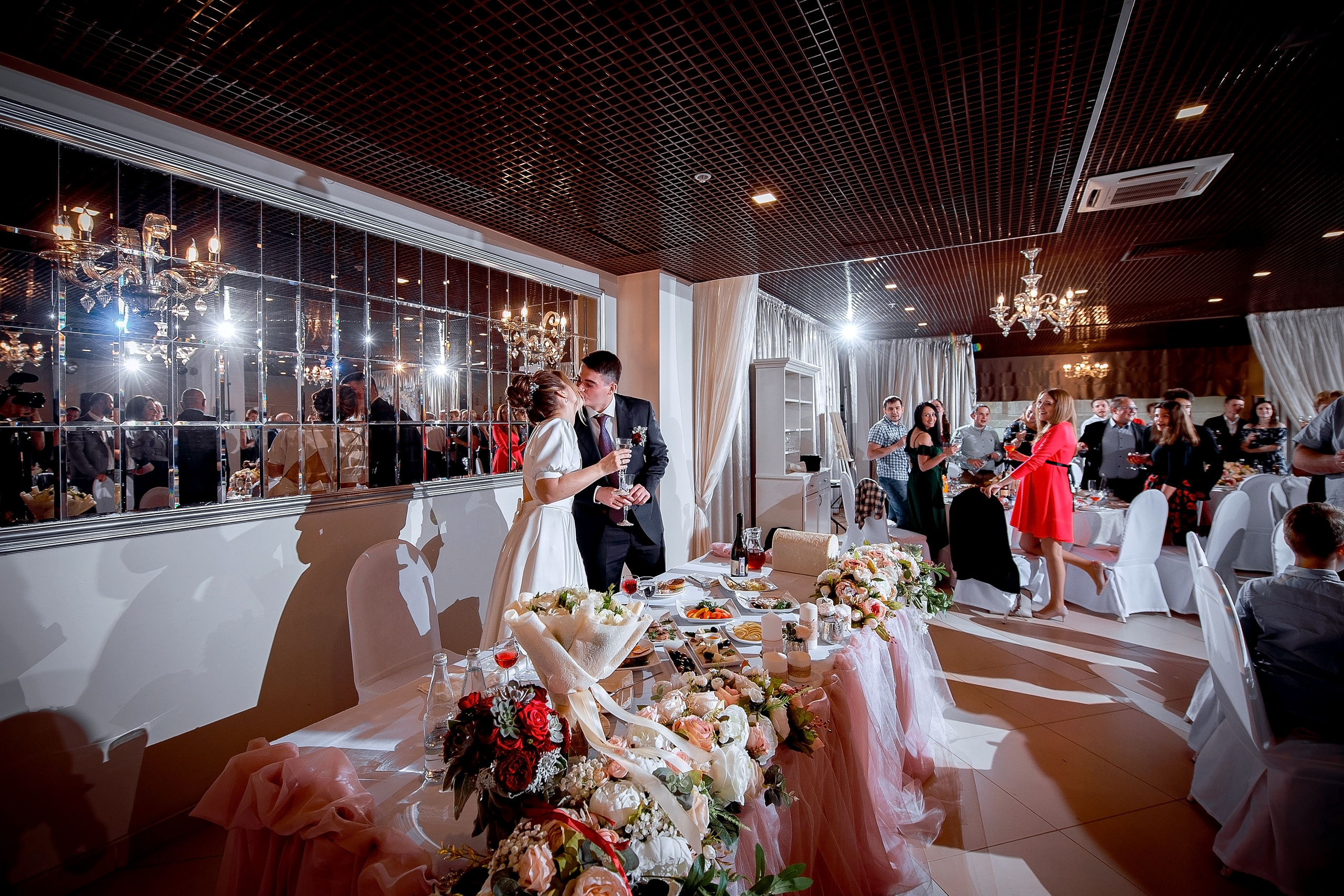 Свадьба с росписью в Дворце царя Алексея Михайловича и банкетом в Кари. Свадебный и семейный фотограф Виктория Носачёва. Щелково, Москва и МО