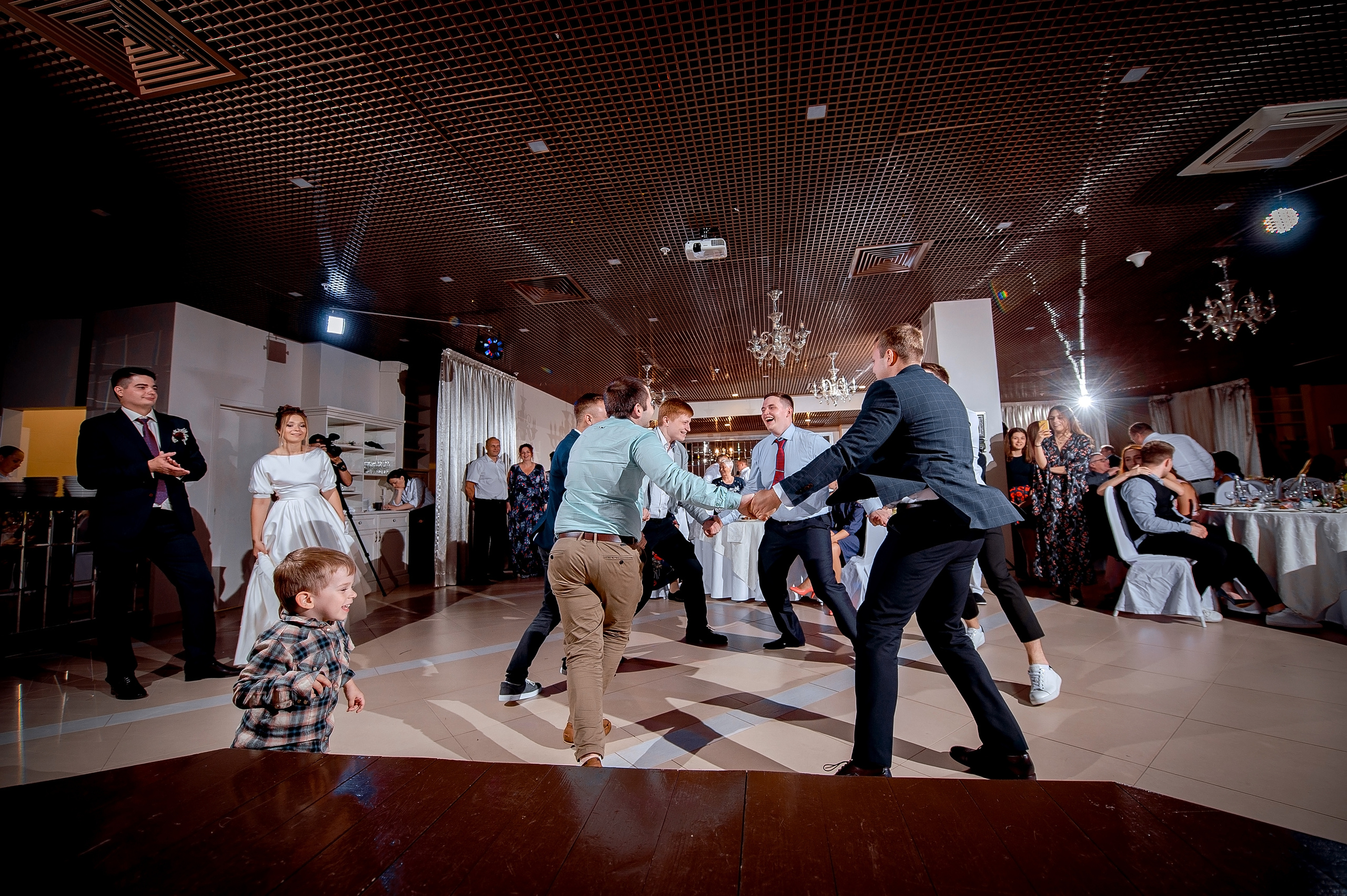 Свадьба с росписью в Дворце царя Алексея Михайловича и банкетом в Кари. Свадебный и семейный фотограф Виктория Носачёва. Щелково, Москва и МО