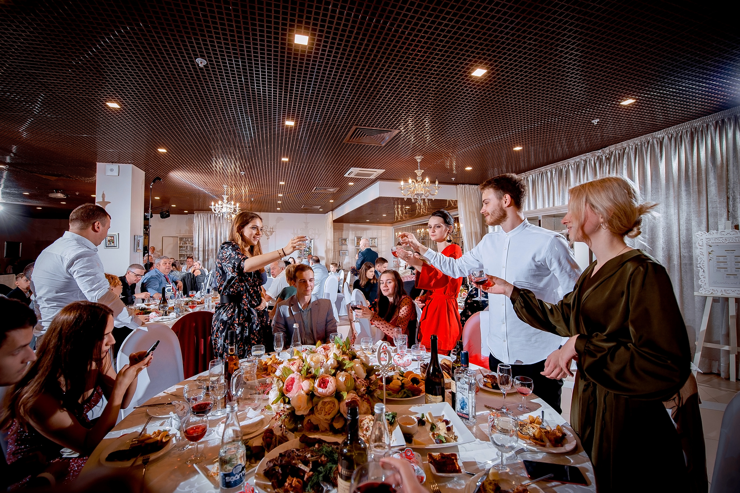 Свадьба с росписью в Дворце царя Алексея Михайловича и банкетом в Кари. Свадебный и семейный фотограф Виктория Носачёва. Щелково, Москва и МО